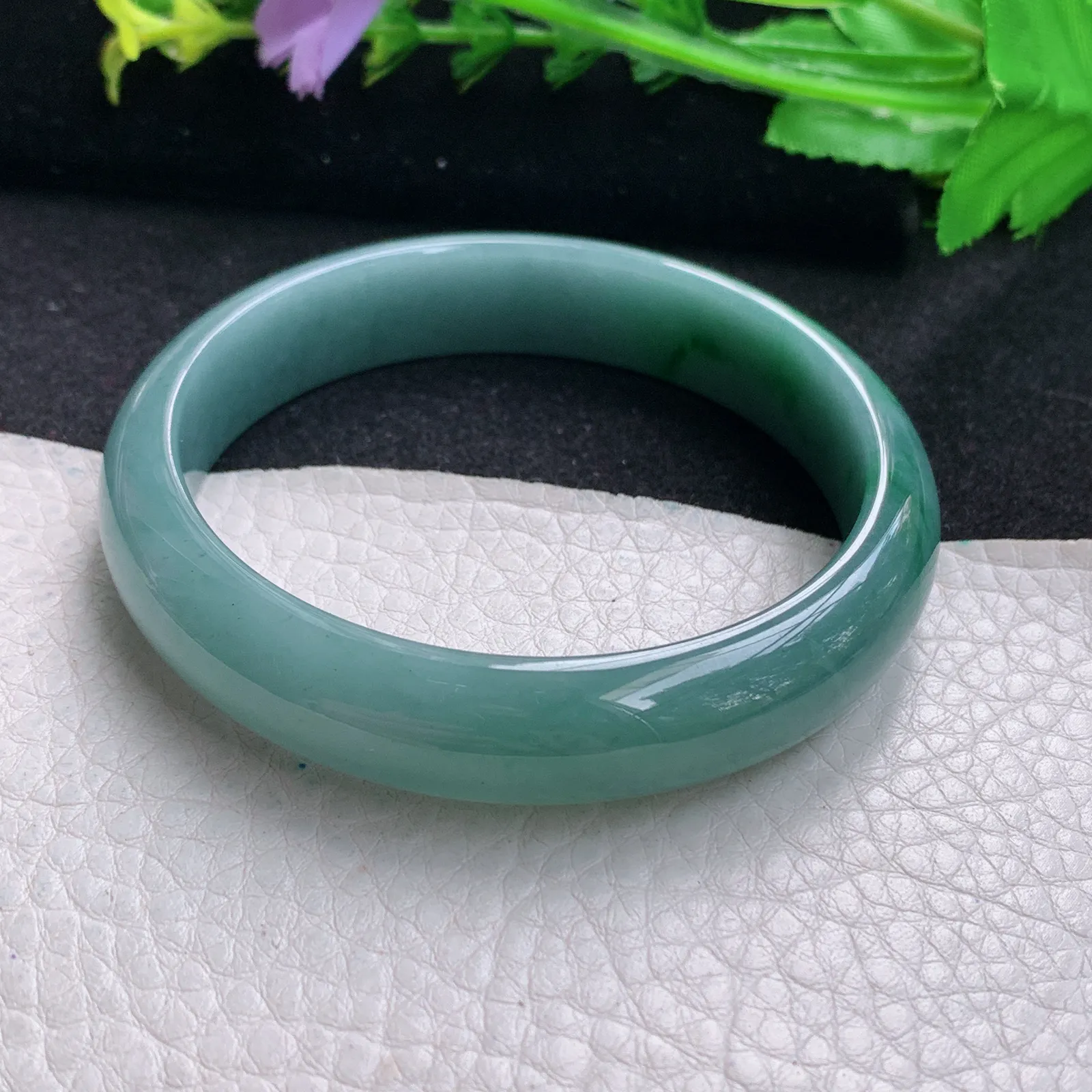 js自然光58*12.5*7平安镯 翡翠a货玉手镯飘绿花蓝韵气质款宽边玉手环