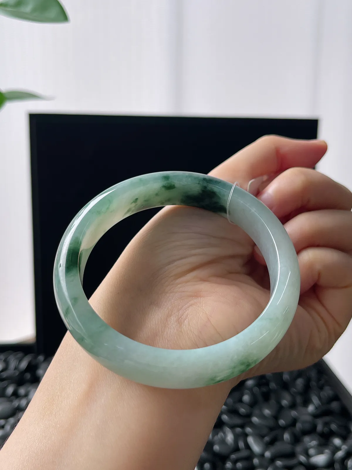 正圈58圈口，翡翠糯化种飘绿手镯