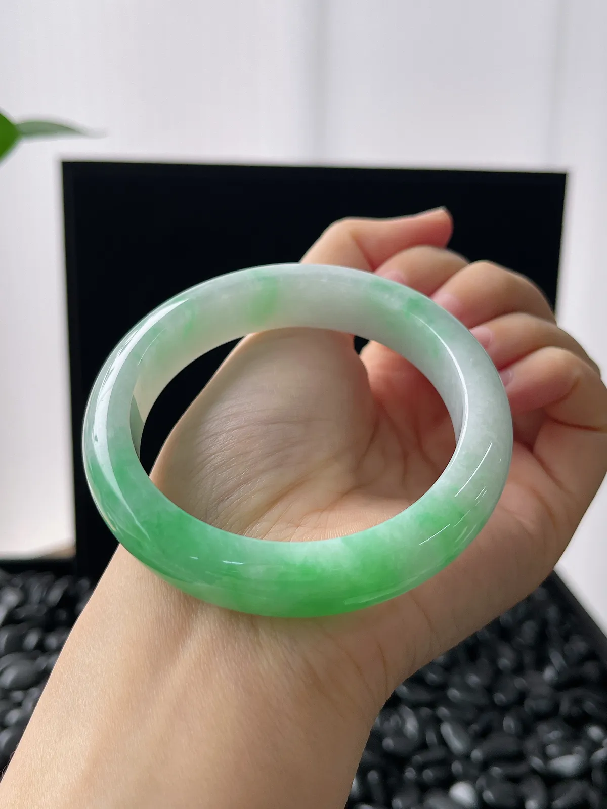 正圈55.8圈口，翡翠糯化种飘绿手镯