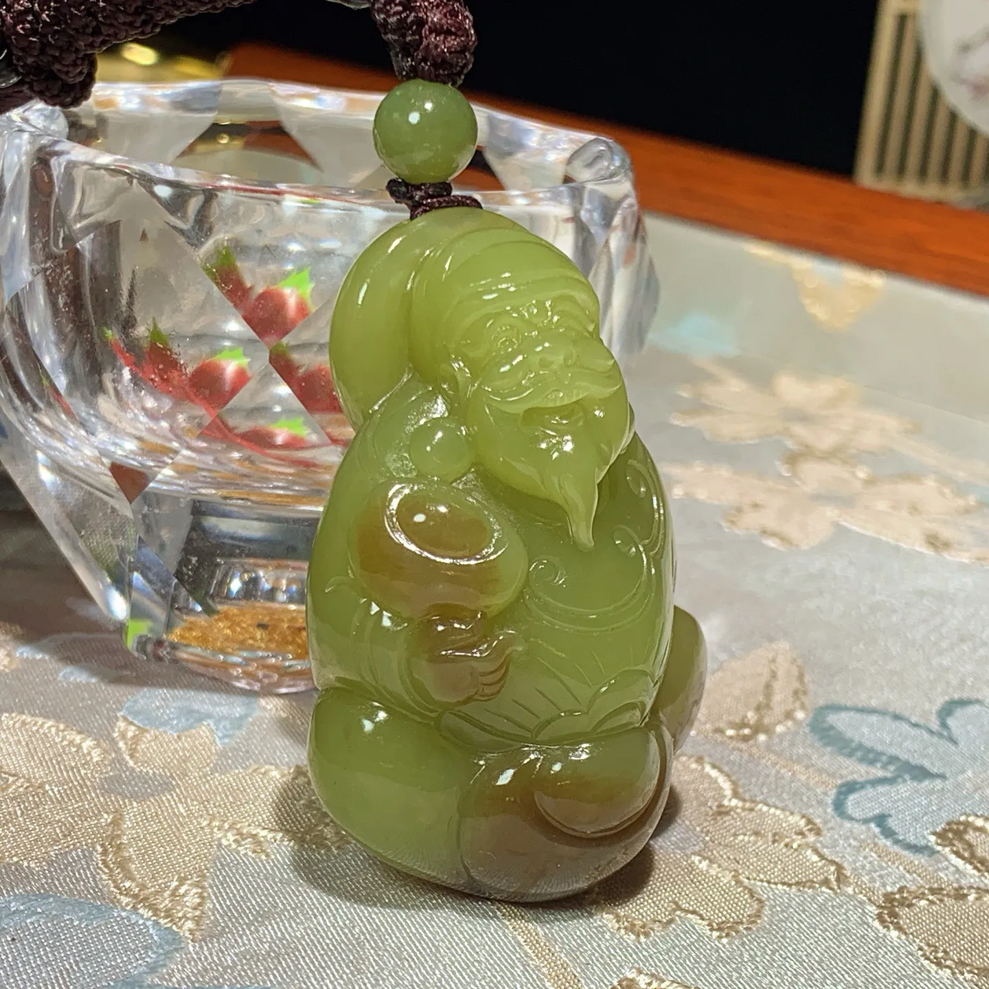 新疆和田玉若羌黄口料财神爷挂件。尺寸53/35/22重59克。玉质细腻油润。手推出油。佩戴高端典雅。lt251118