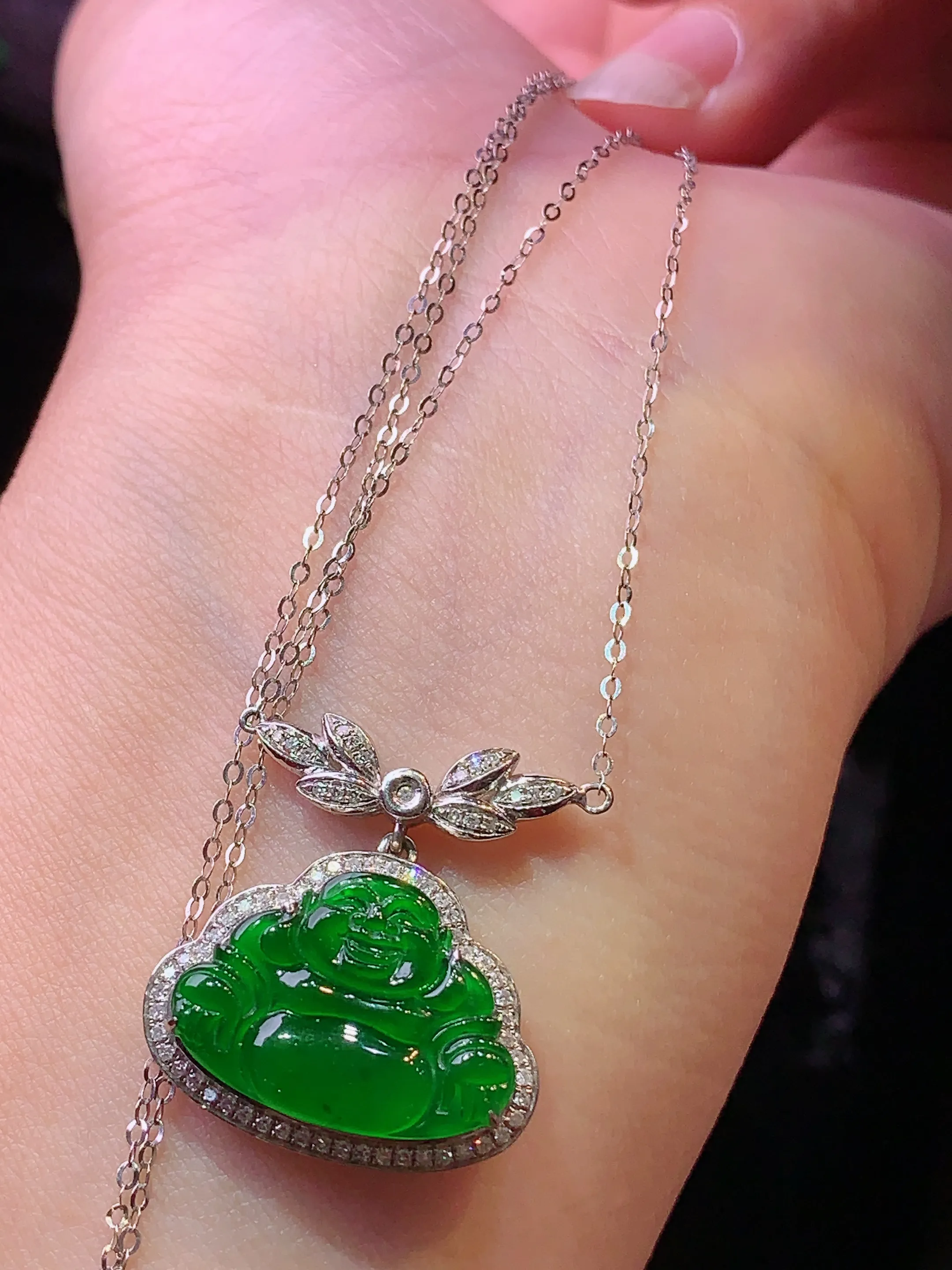 18k金钻镶嵌满绿佛公项链 玉质细腻 色泽清新艳丽 整体尺寸22.7*20.7*6.3