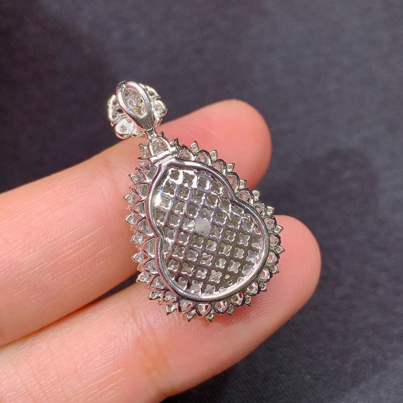 阳绿葫芦吊坠，18k金镶嵌，色泽鲜阳，冰润细腻，种水足 尺寸27.9*17*9