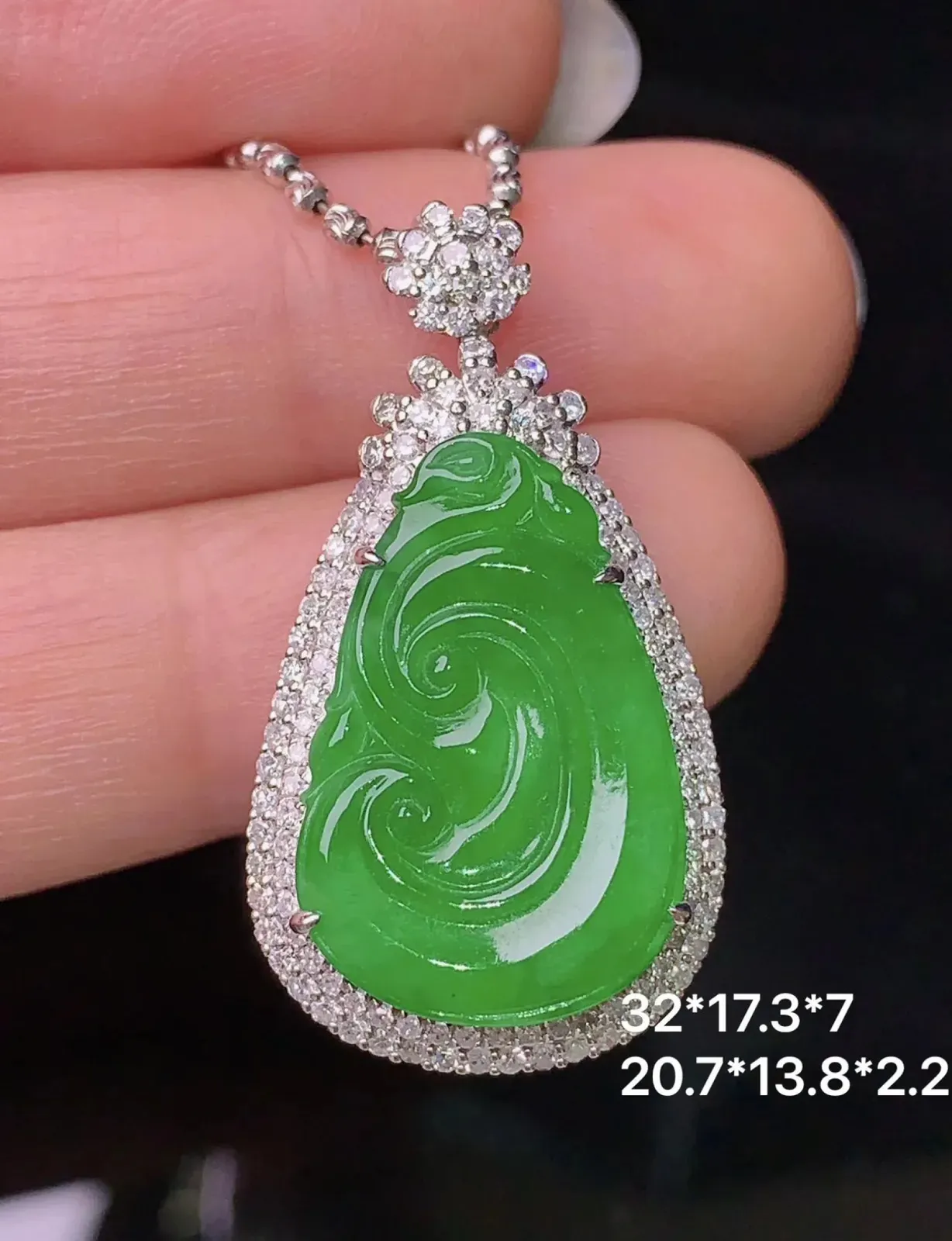 18k金钻镶嵌满绿如意吊坠 玉质细腻 色泽艳丽 整体尺寸32*17.3*7