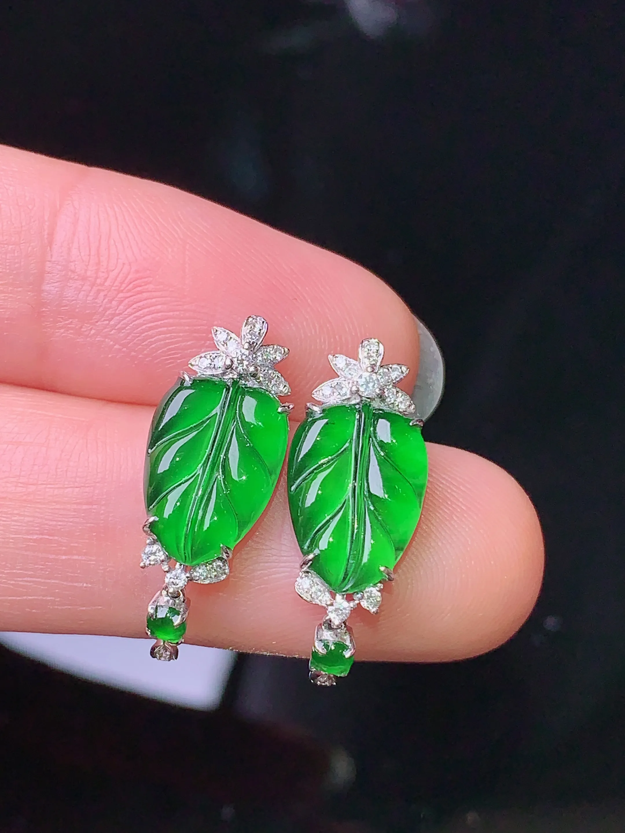 18k金钻镶嵌满绿树叶耳坠 玉质细腻 色泽清新艳丽 整体尺寸22.5*8*3.8