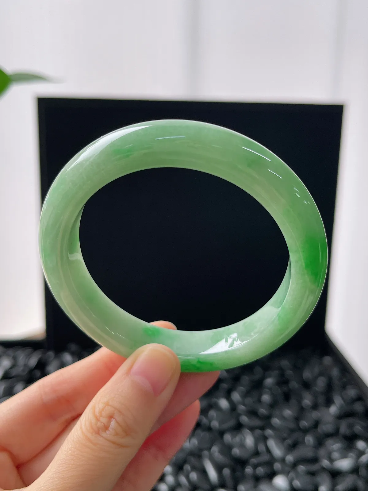 正圈56.3圈口，翡翠糯化种淡绿色手镯