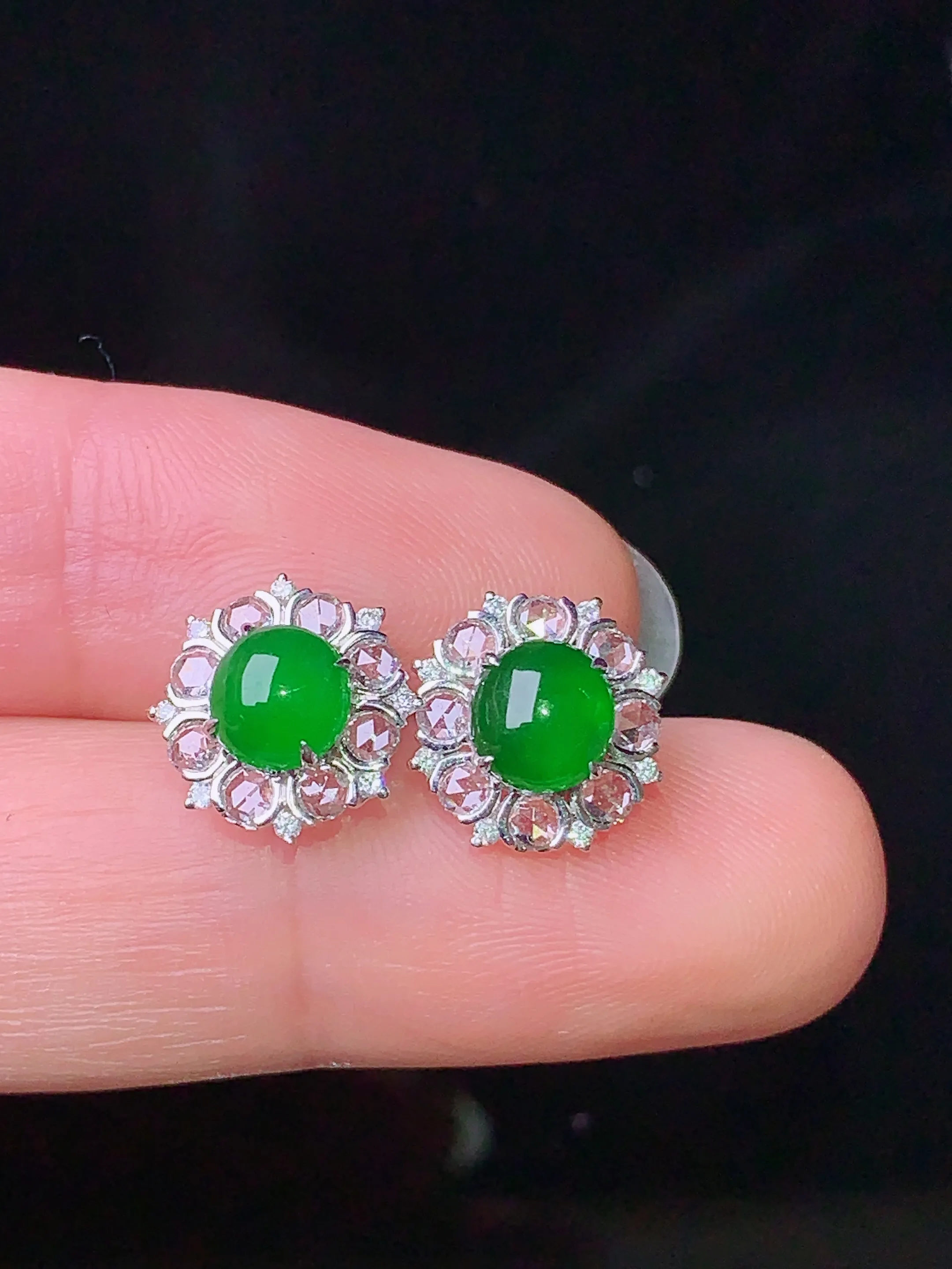 18k金钻镶嵌满绿蛋面耳钉 玉质细腻 色泽清新艳丽 整体尺寸10*4.2
