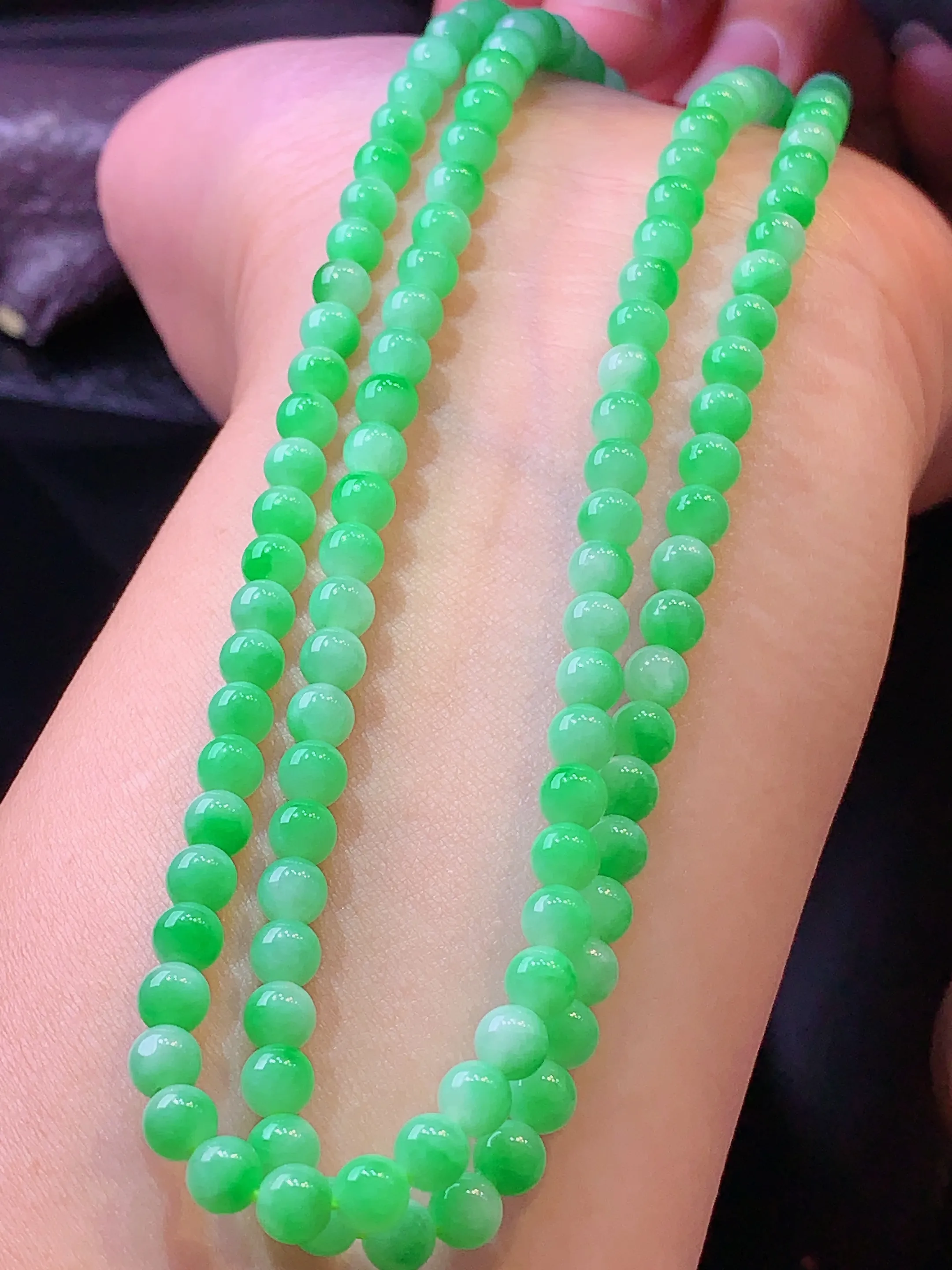 翠绿圆珠项链 玉质细腻 色泽清新艳丽 整体尺寸4.5