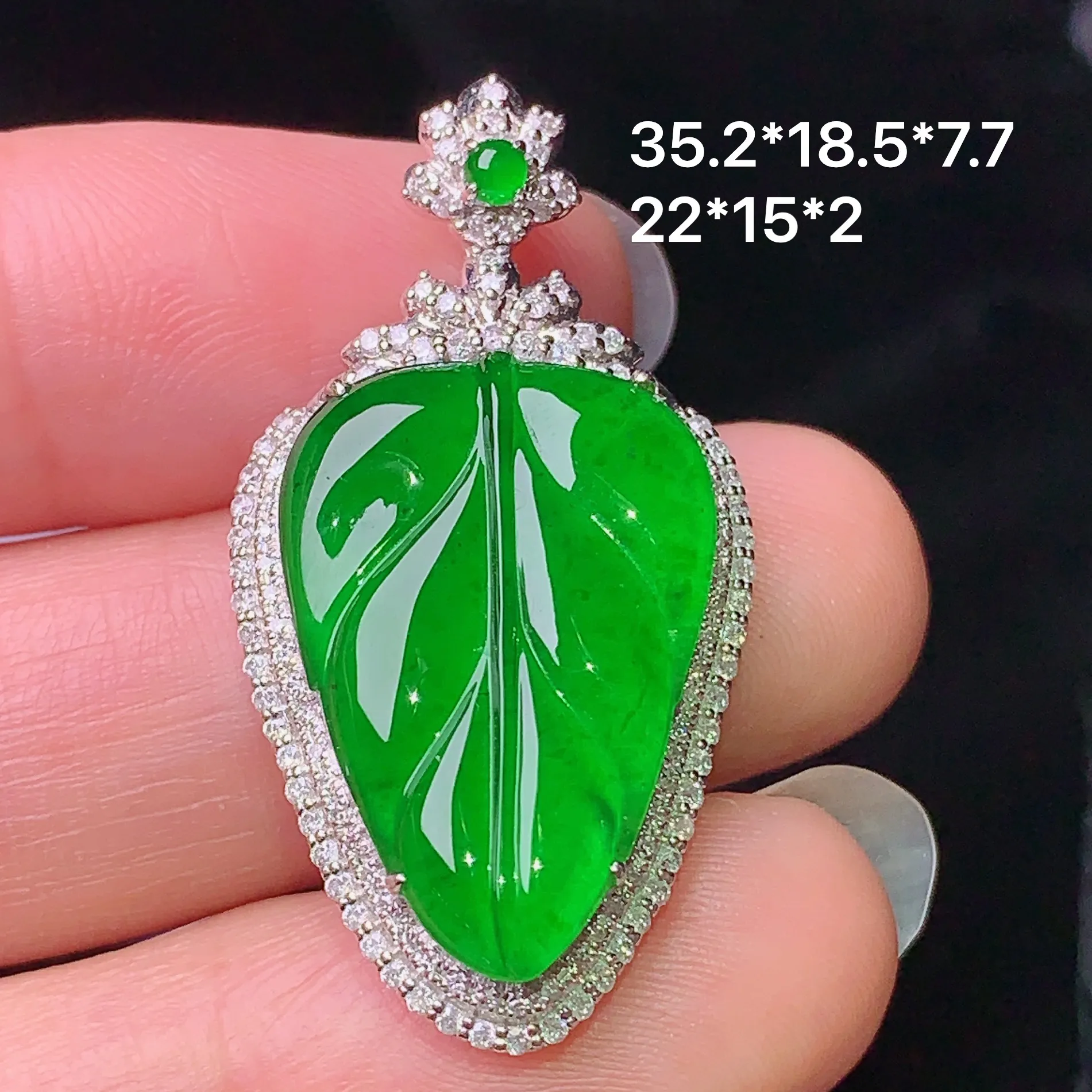 18k金钻镶嵌满绿树叶吊坠 玉质细腻 色泽清新艳丽 整体尺寸35.2*18.5*7.7