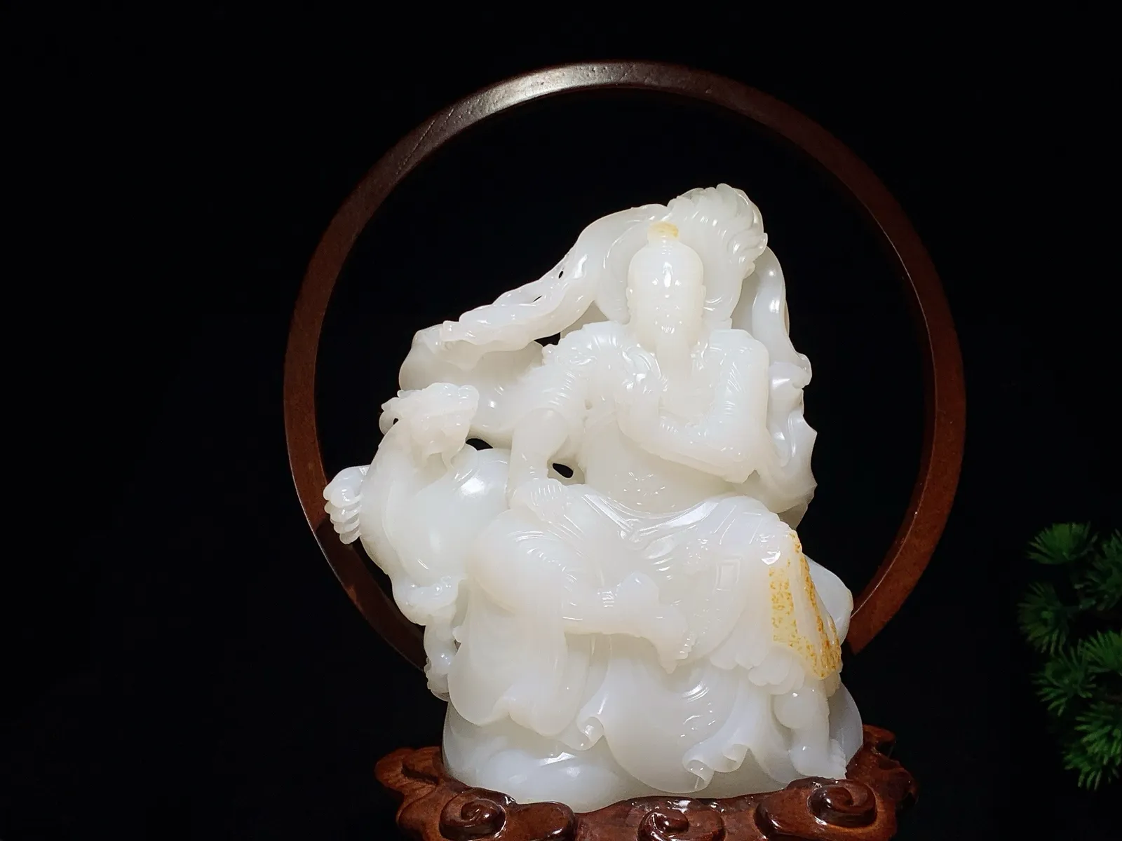 新疆和田玉羊脂白玉武财神关公摆件。尺寸155/122/36重925克。玉质细腻油润。无裂无杂无结构。手推出油。品相大气。lt251118