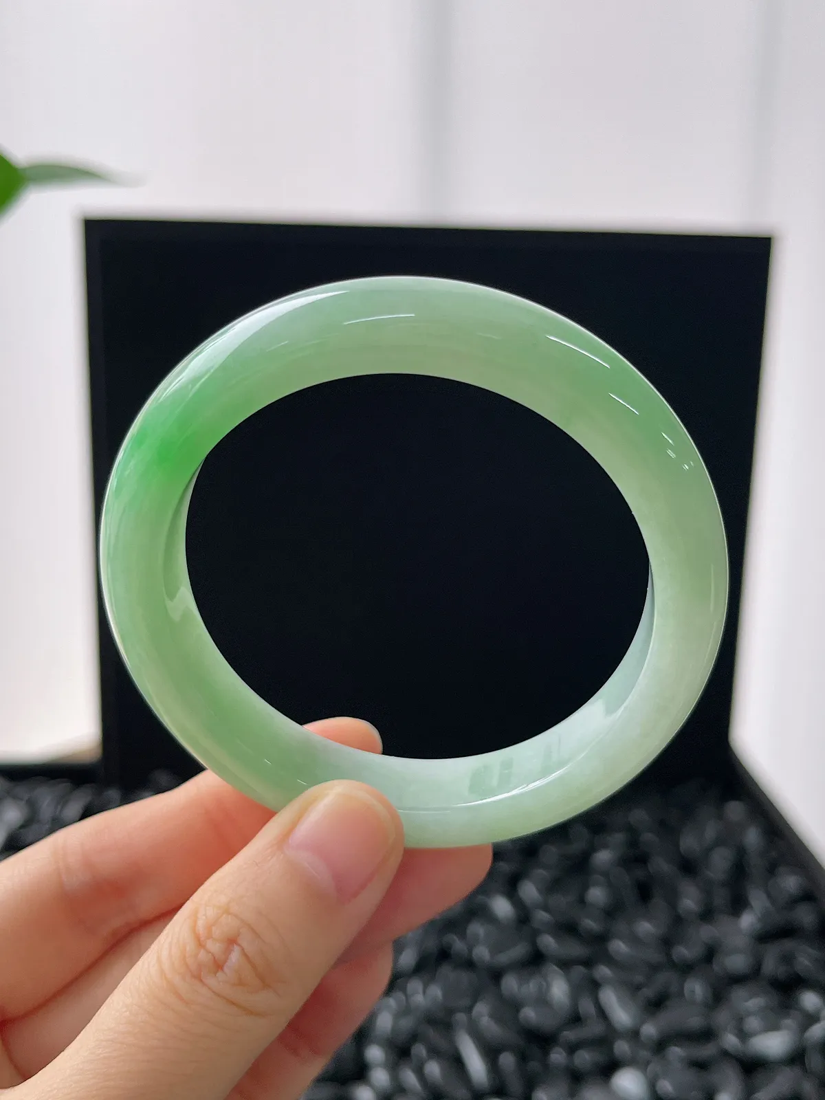 正圈54.2圈口，翡翠糯化种甜绿飘花手镯