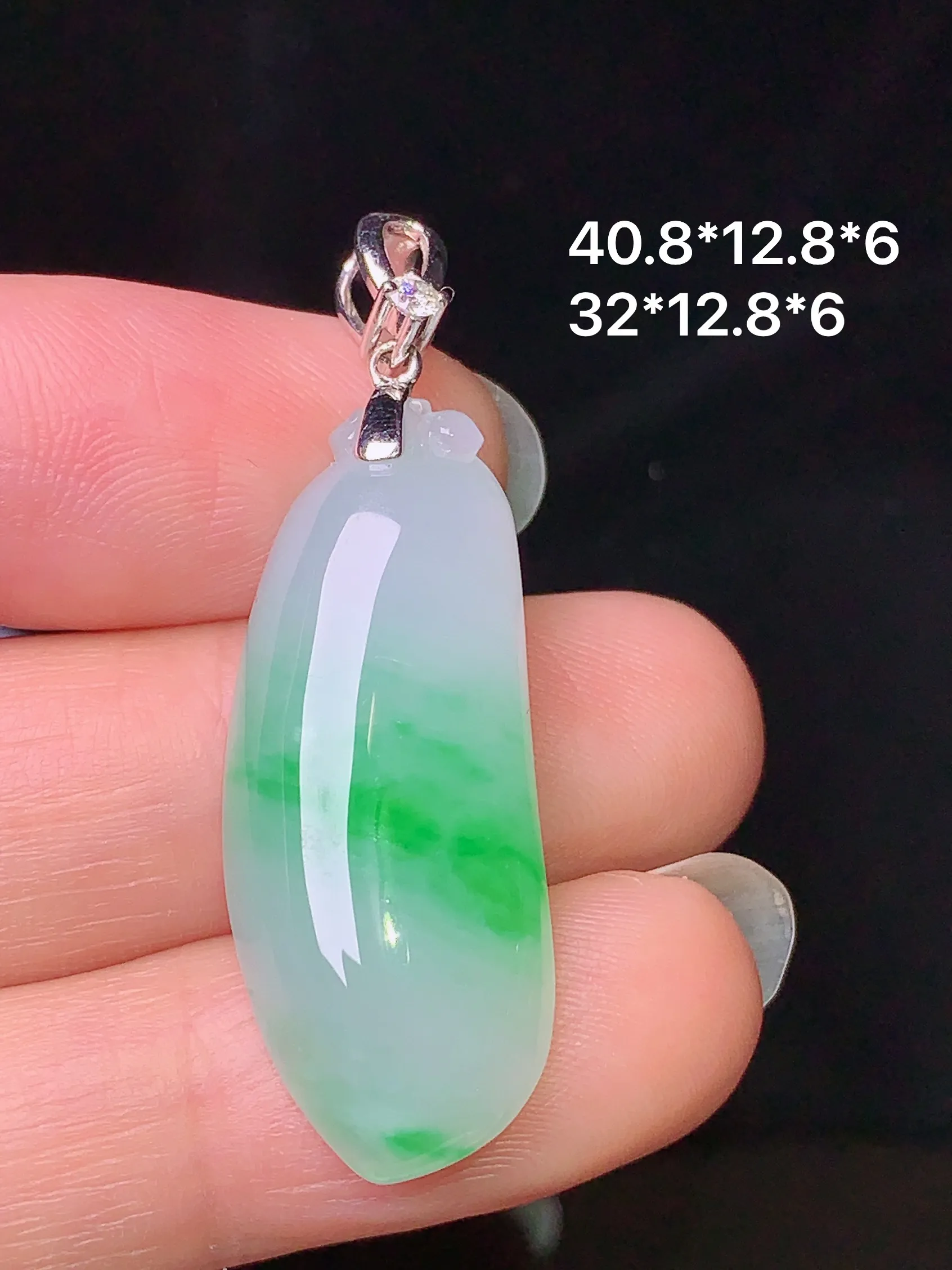 18k金镶嵌飘绿福瓜吊坠 玉质细腻 色泽清新艳丽 整体尺寸40.8*12.8*6