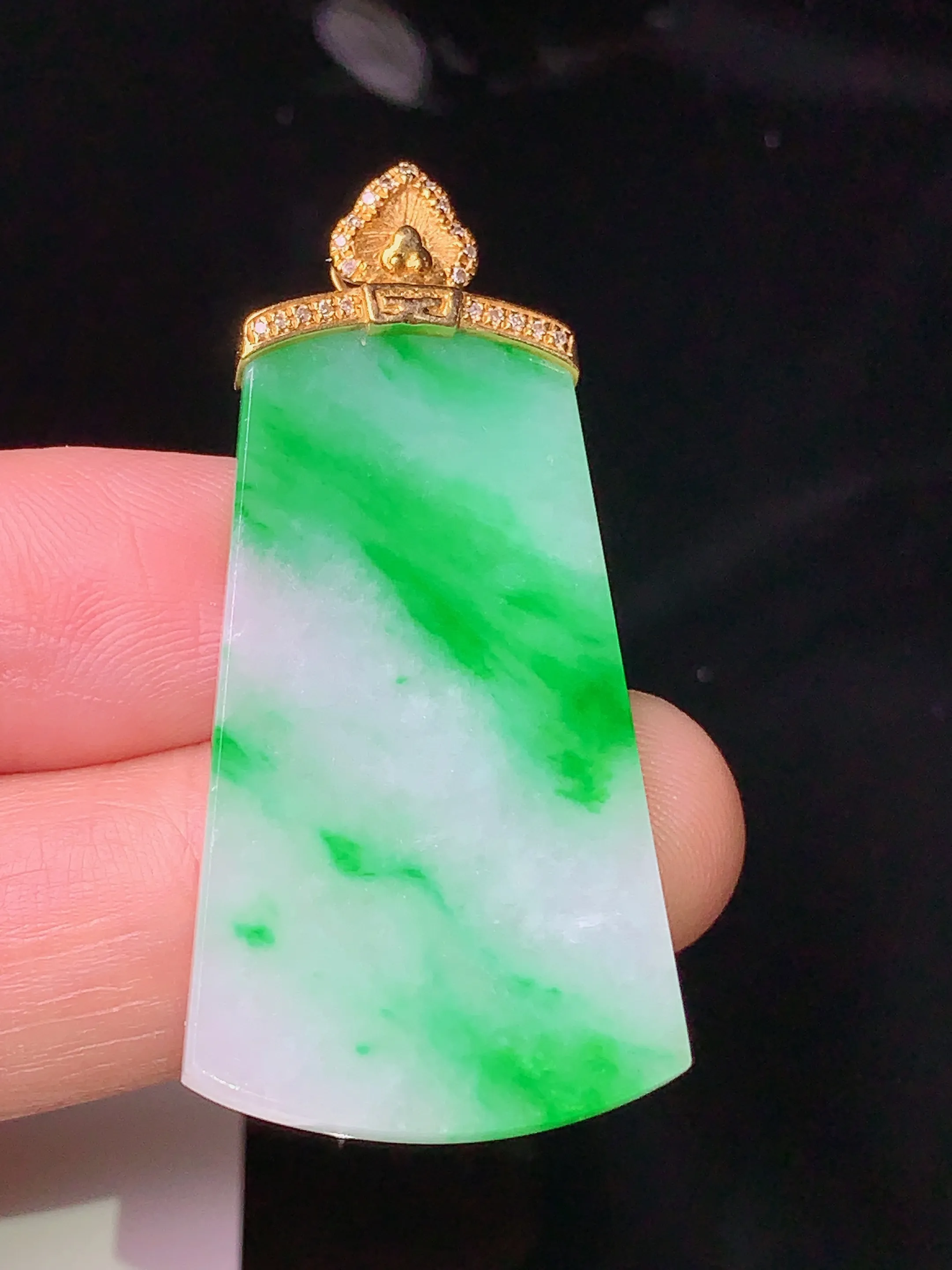 18k金钻镶嵌飘绿无事牌吊坠 玉质细腻 色泽清新艳丽 整体尺寸43.8*20.8*2.7