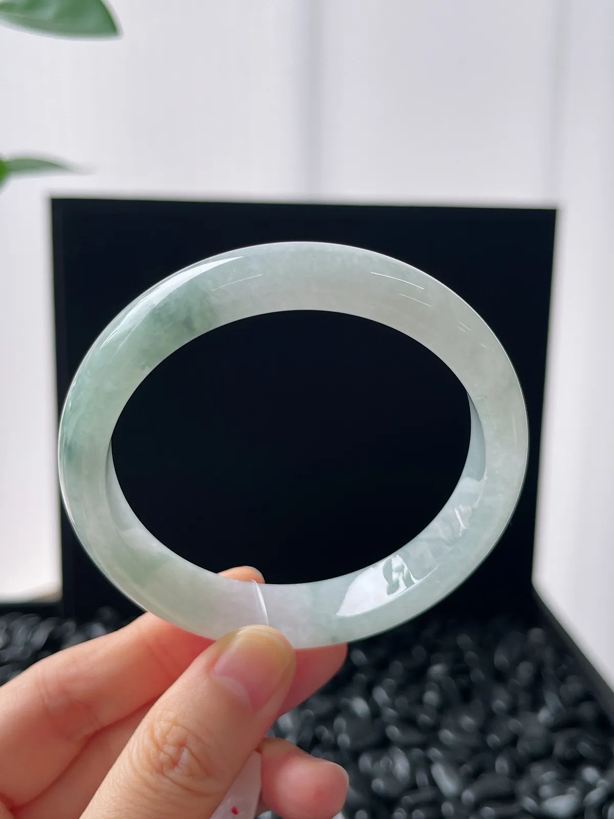 正圈58圈口，翡翠冰糯种浅绿飘花手镯