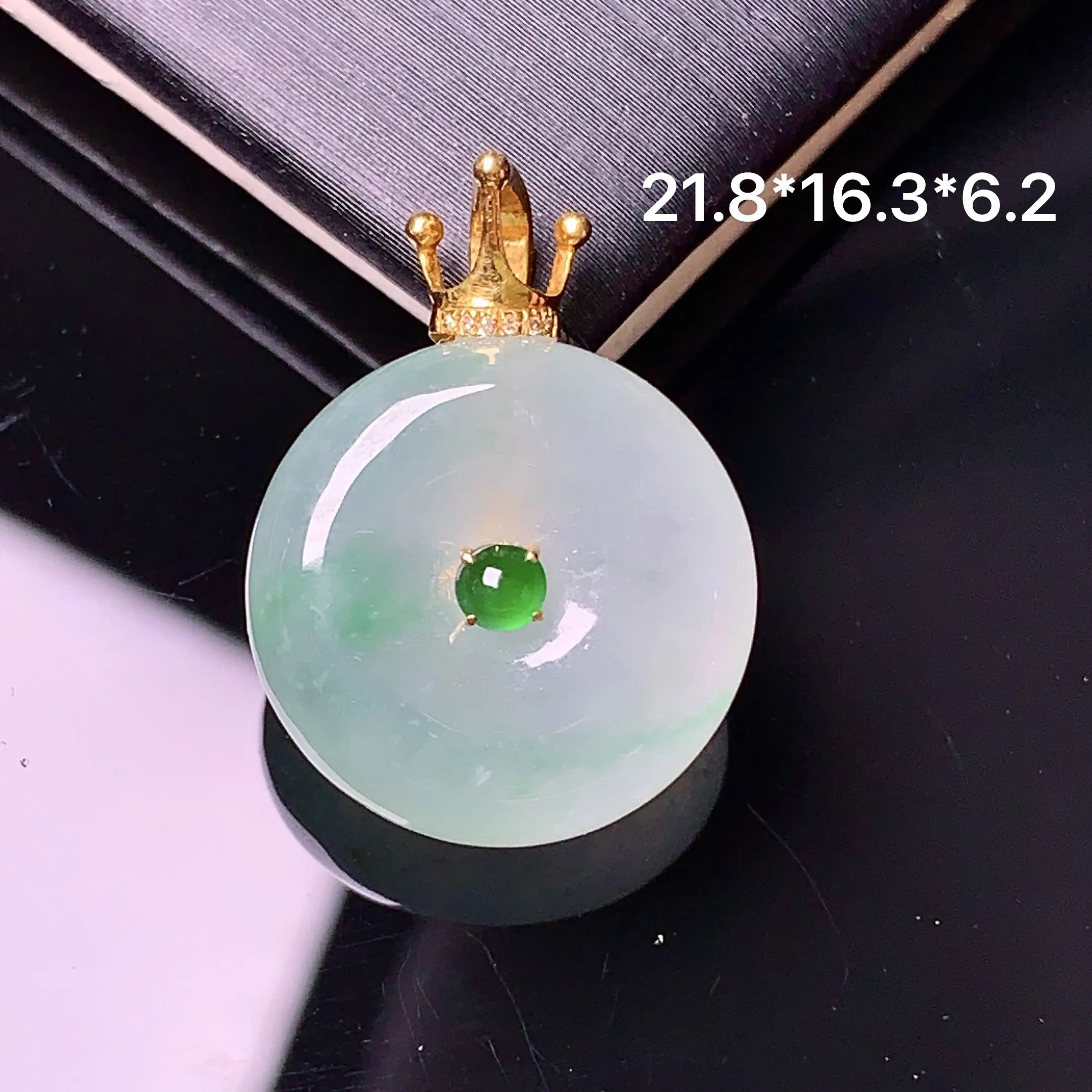 18k金钻镶嵌飘绿平安扣吊坠 玉质细腻 色泽清新艳丽 整体尺寸21.8*16.3*6.2