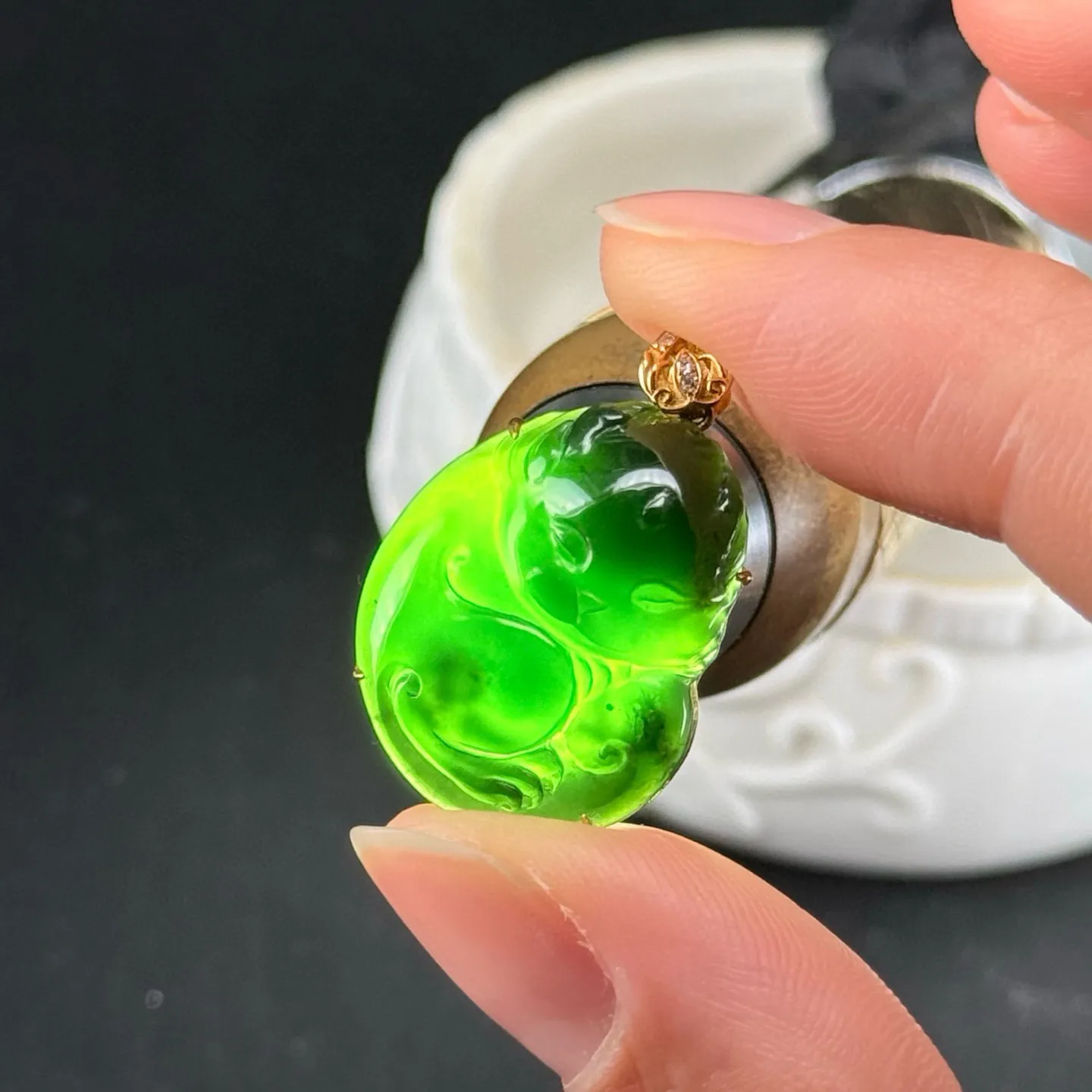 精品18k墨翠龙宝宝 种好色正 黑度极好 打灯通透 油性十足  尺寸27.2