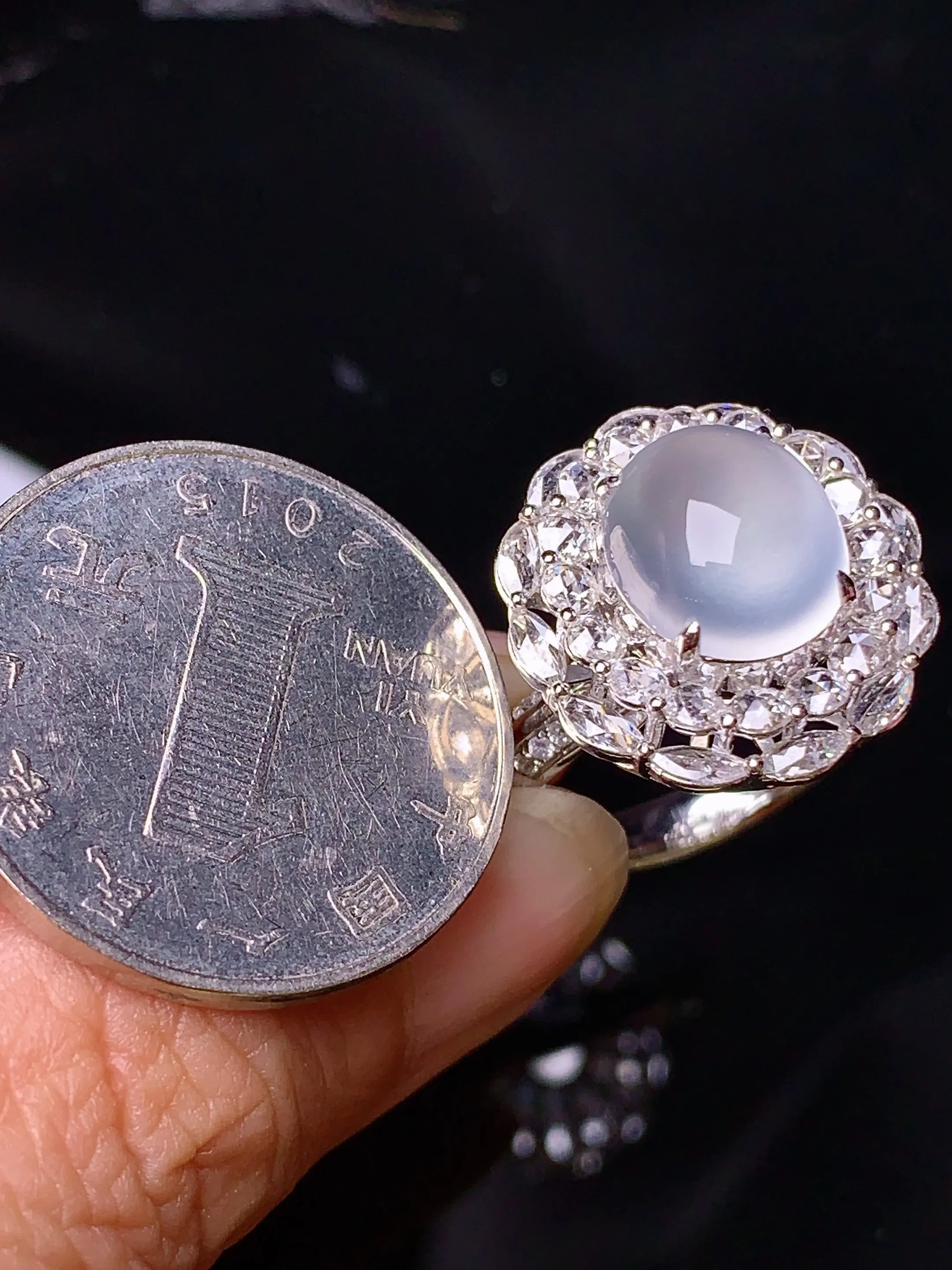 18k金钻镶嵌玻璃种蛋面戒指 玉质细腻 色泽清新艳丽 圈口14.5 整体尺寸19*18*12.8