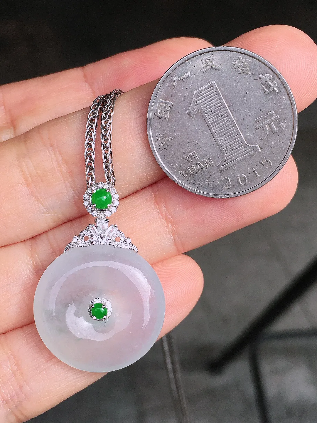 冰种平安扣吊坠，玉质细腻，荧光感超
强，饱满圆润，尽显优雅气质，18k
金豪华镶嵌