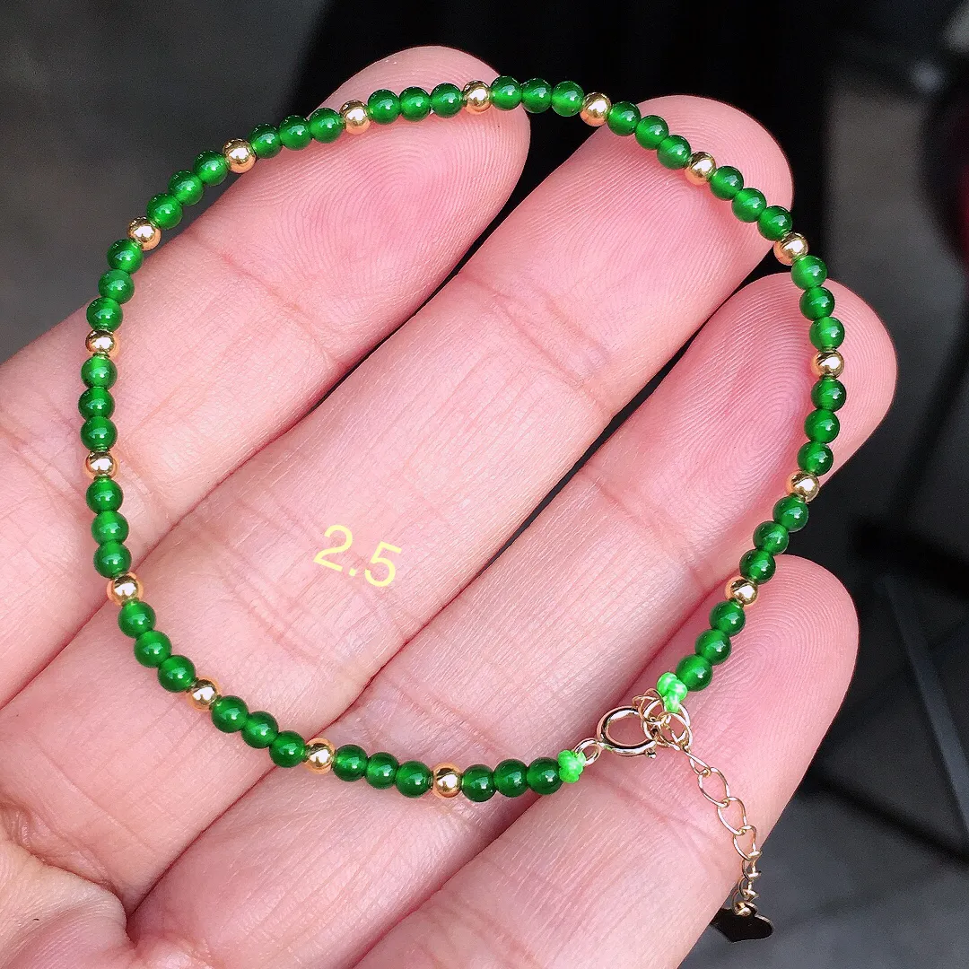 阳绿珠子手链，色泽均匀艳丽，玉质细腻，荧光感超
强，饱满圆润，尽显优雅气质，18k
金豪华镶嵌