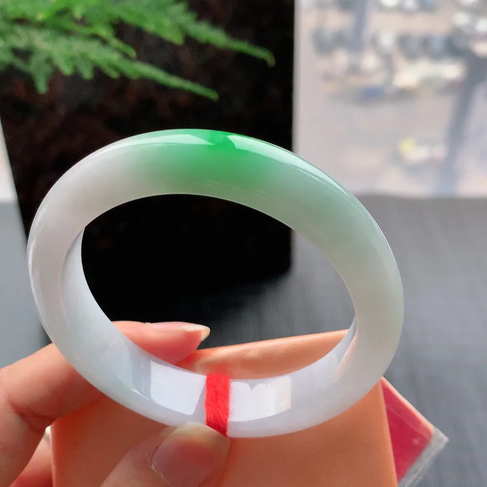 正圈冰糯阳绿 无瑕 尺寸:53.7/12.7/8.1 色好