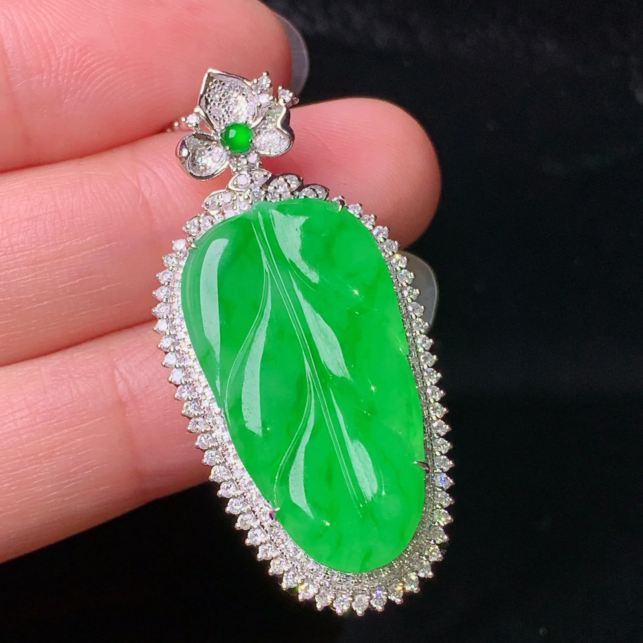 18k金钻镶嵌翠绿树叶吊坠 玉质细腻 色泽清新艳丽 整体尺寸41.3*19.5*9.7