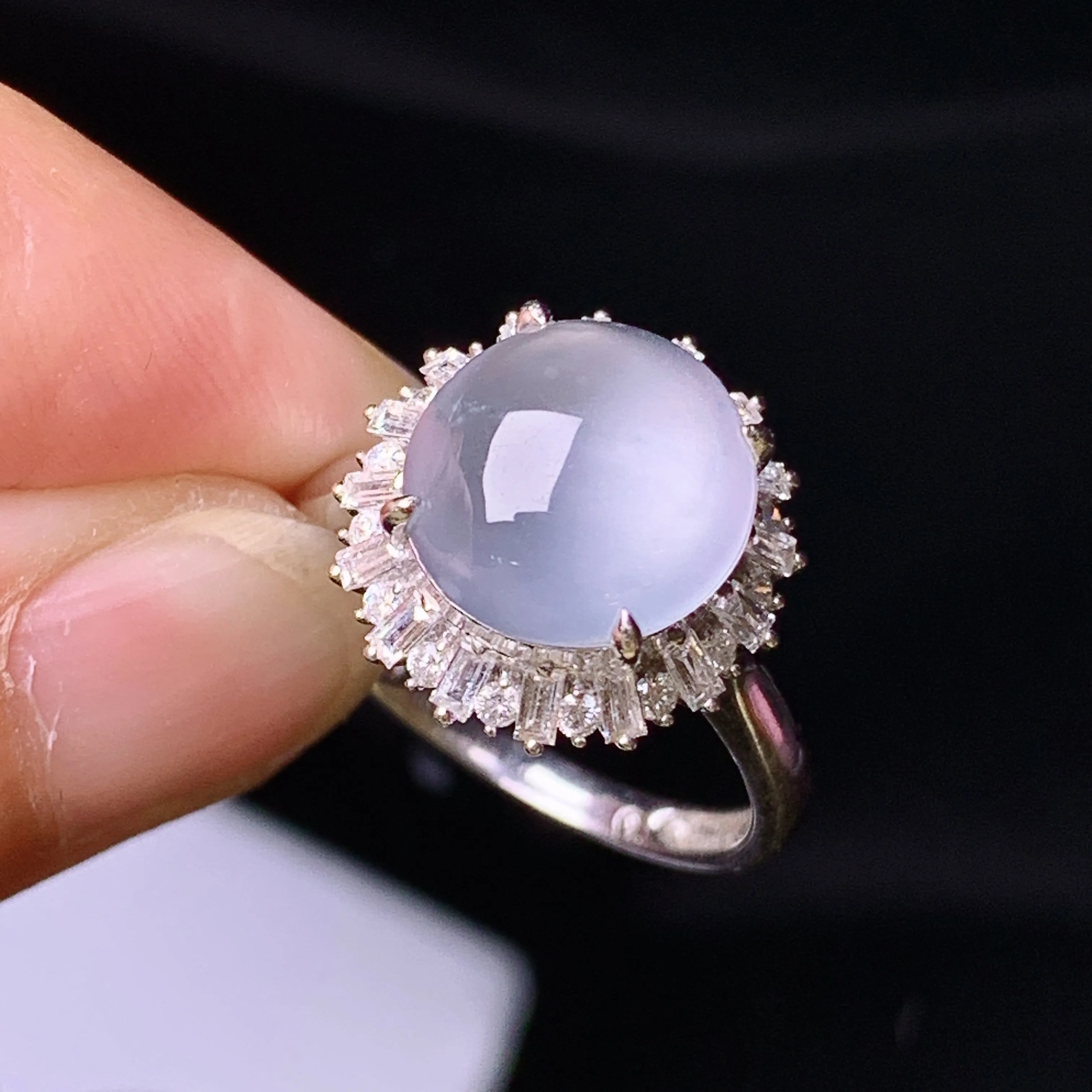 18k金钻镶嵌冰种蛋面戒指 玉质细腻 色泽清新艳丽 圈口15 整体尺寸15.5*14.5*9.5