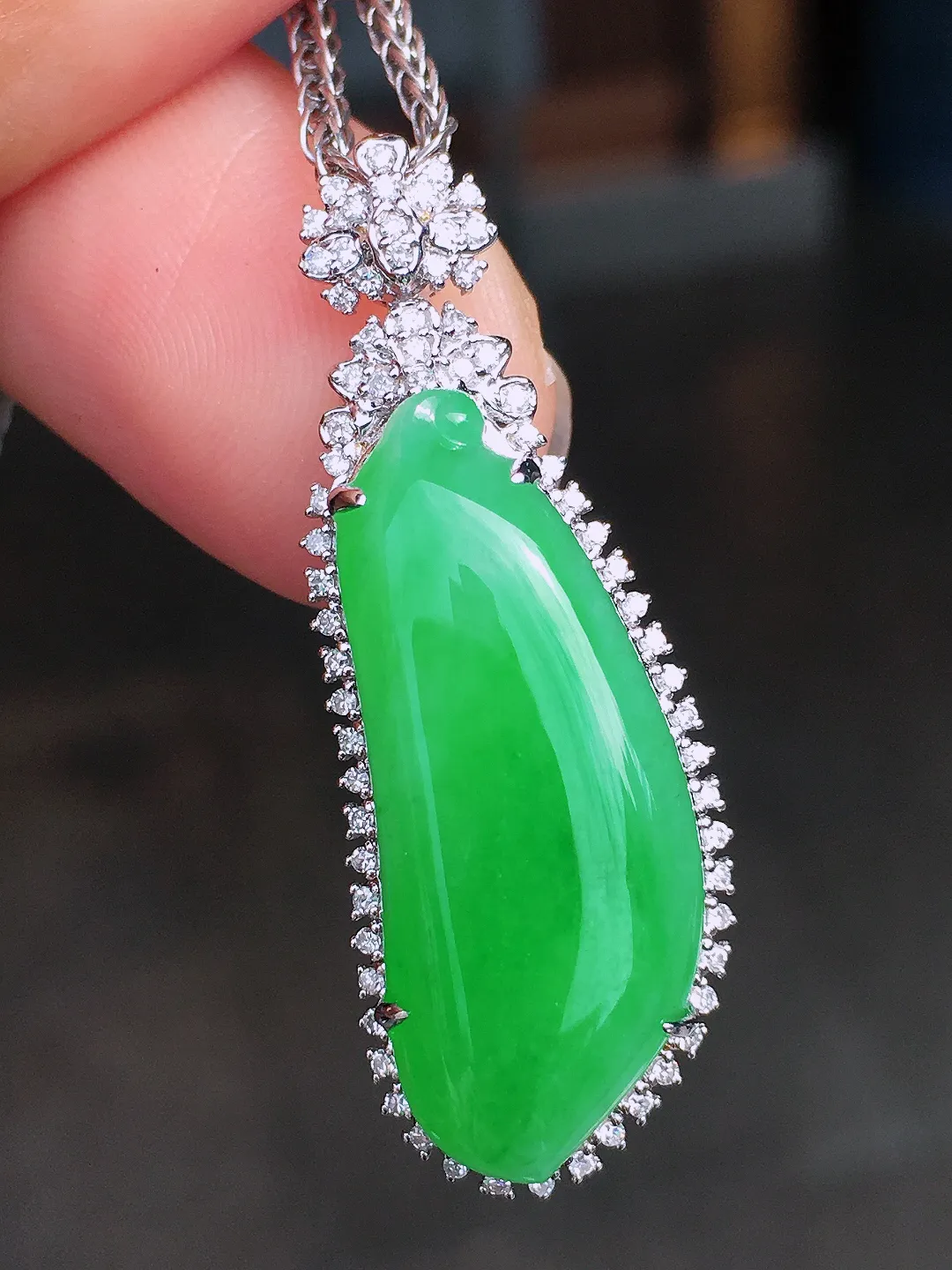 阳绿福瓜吊坠，色泽均匀艳丽，玉质细腻，荧光感超
强，饱满圆润，尽显优雅气质，18k
金豪华镶嵌