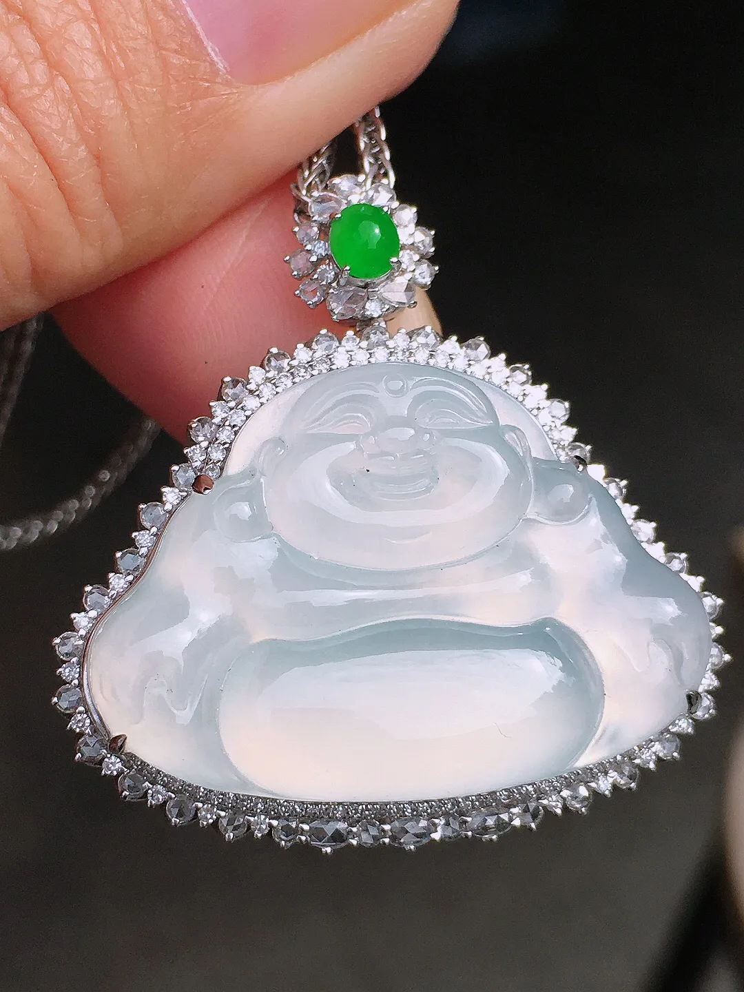 冰种佛公吊坠，色泽艳丽，玉质细腻，荧光感超
强，饱满圆润，尽显优雅气质，18k
金豪华镶嵌