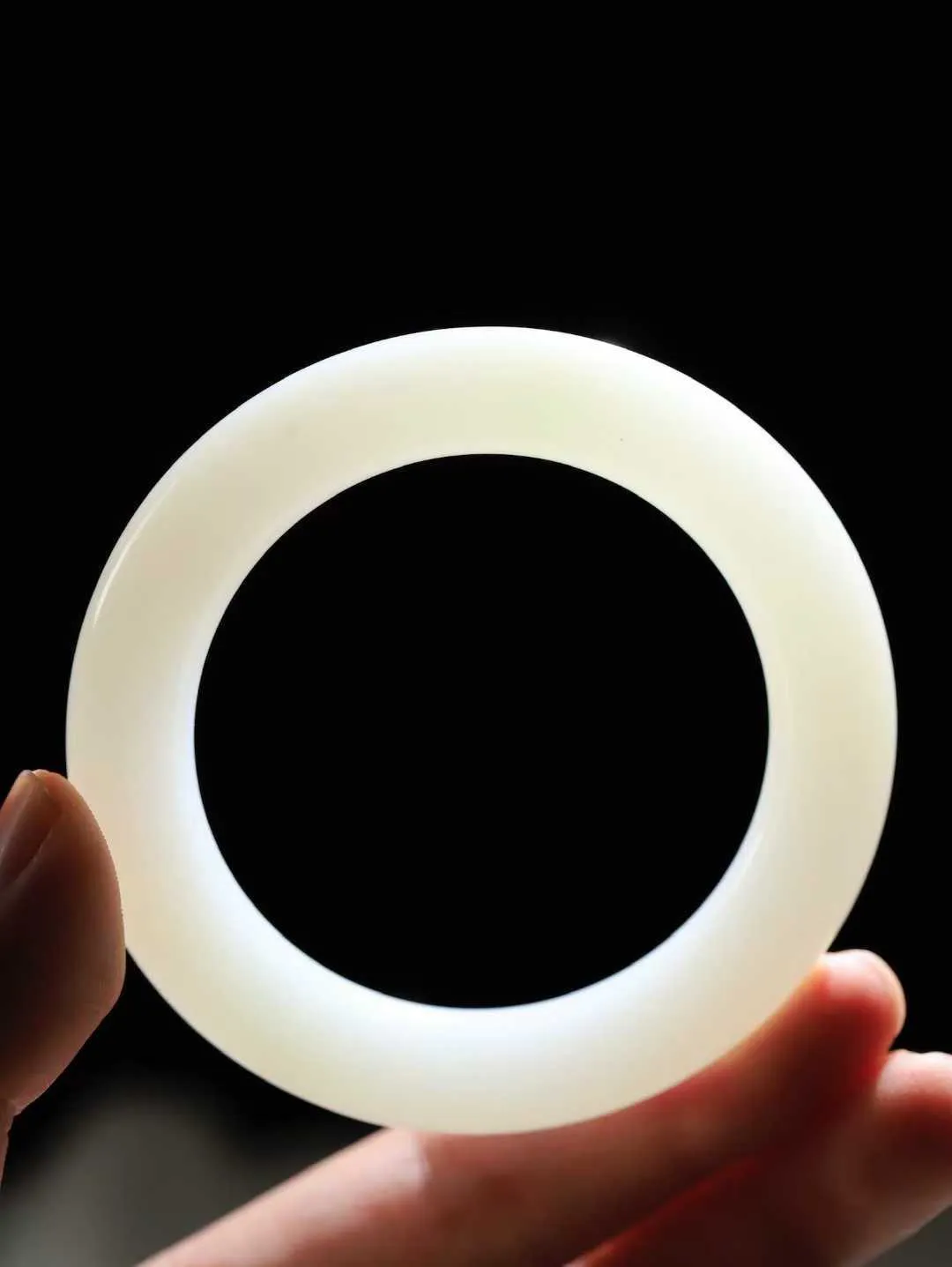 【玉佳人·手镯】

收藏级臻品️和田玉白玉圆条手镯 ，玉质细腻油润，做工细致精美，端庄素雅，亭亭玉立，芊芊素手。芊芊素手，怎能忘镯？秀美圆条，更显婀娜。内径53.5mm 尺寸11.9-11.7mm重66克 691101984T