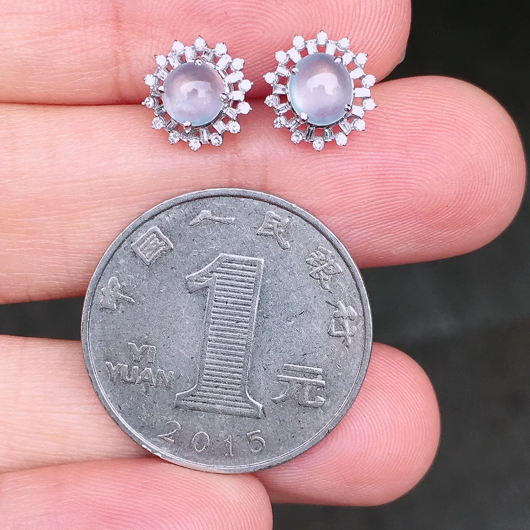 玻璃种蛋面耳钉，玉质细腻，荧光感超
强，饱满圆润，尽显优雅气质，18k
金豪华镶嵌