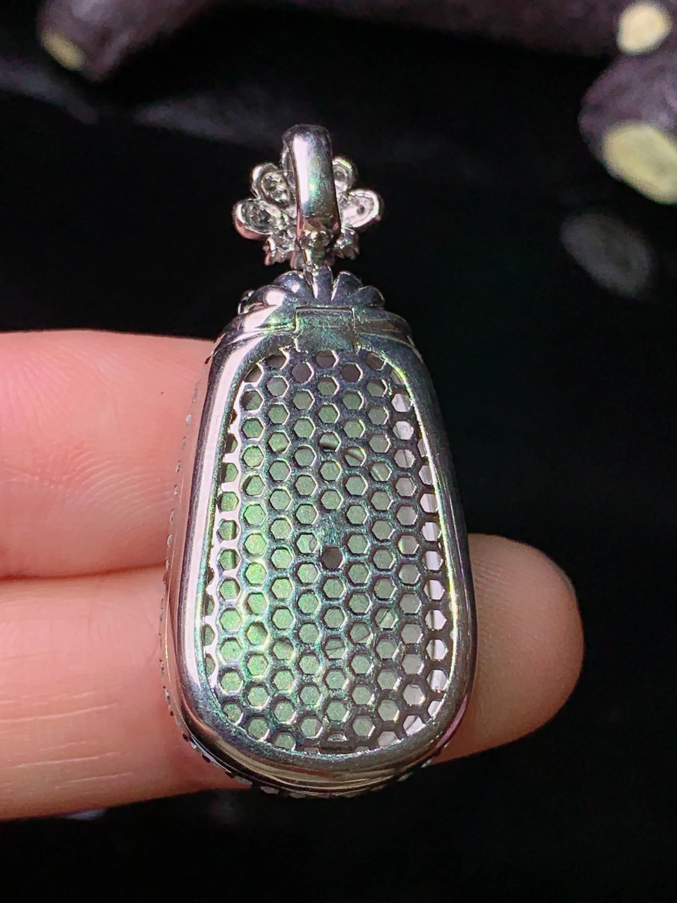 18k金钻镶嵌满绿如意吊坠 玉质细腻 色泽清新艳丽 整体尺寸37.8*17.5*8.6