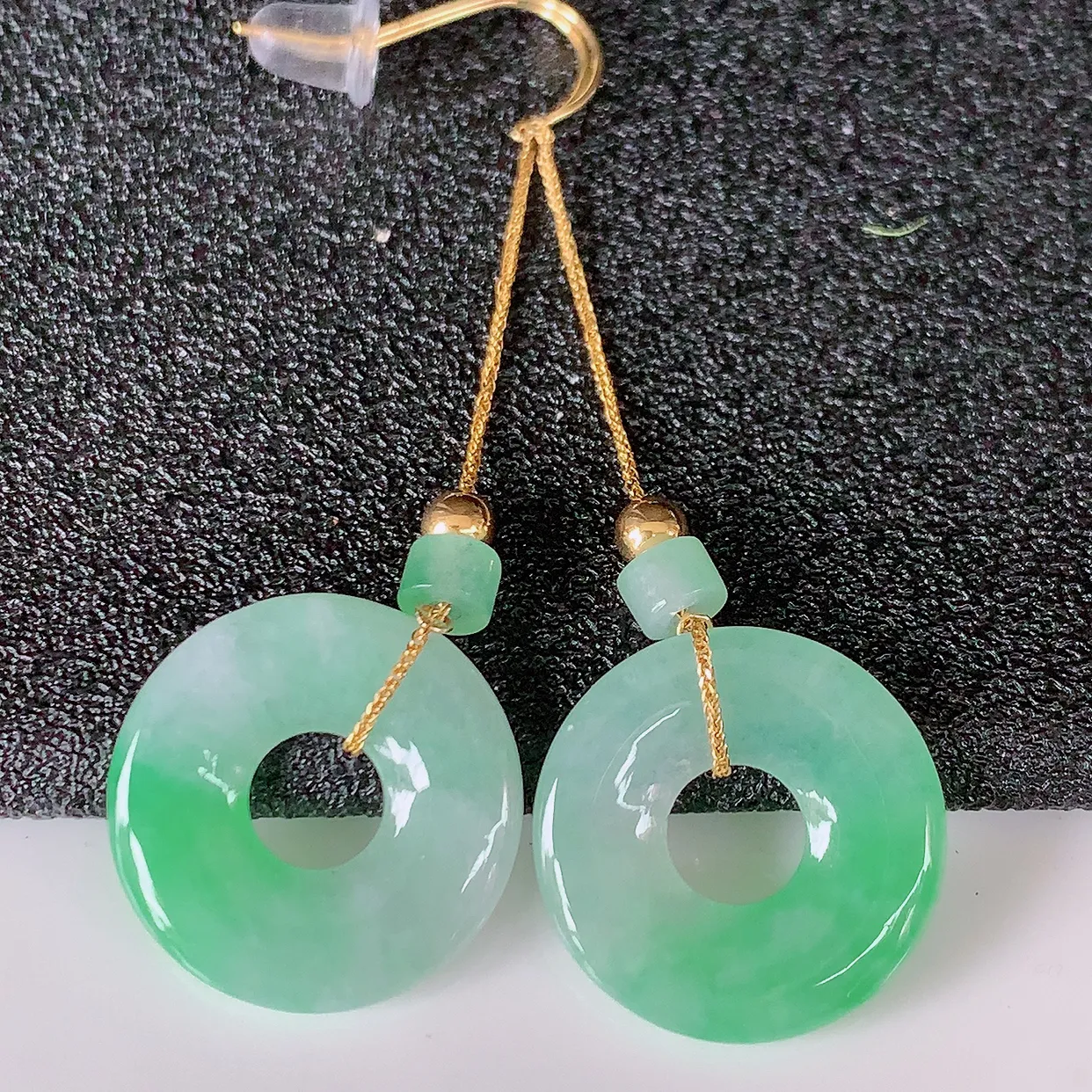 18k金镶嵌冰种飘绿翡翠平安扣耳坠，沁人心脾，耳坠佩戴效果大气出众，尽显气质。种水好，胶感足，颜相当漂亮，高性价比，值得入手品鉴！#41.17整体44.5*裸石15.5*2.8