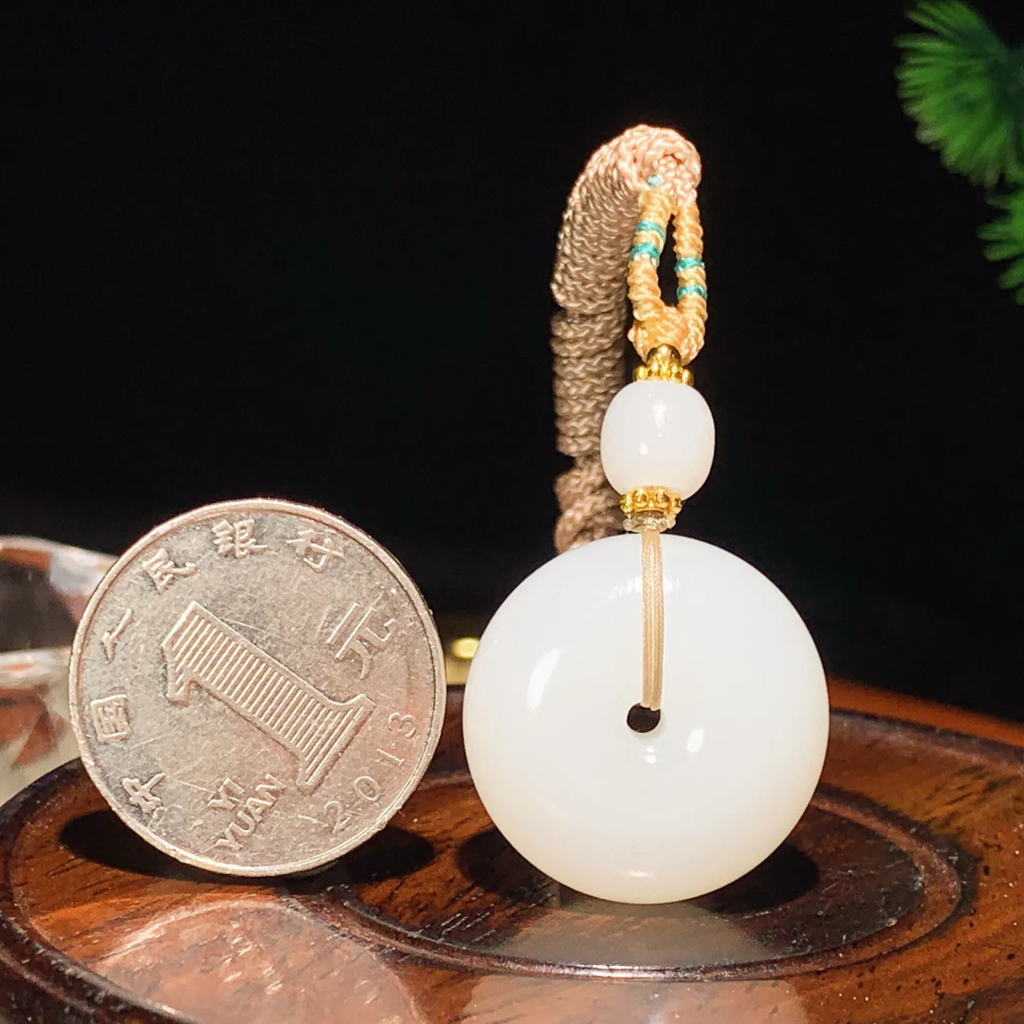 新疆和田玉羊脂白平安扣挂件。尺寸24/12重14.3克。玉质细腻油润。手推出油。佩戴高端典雅。lt251118