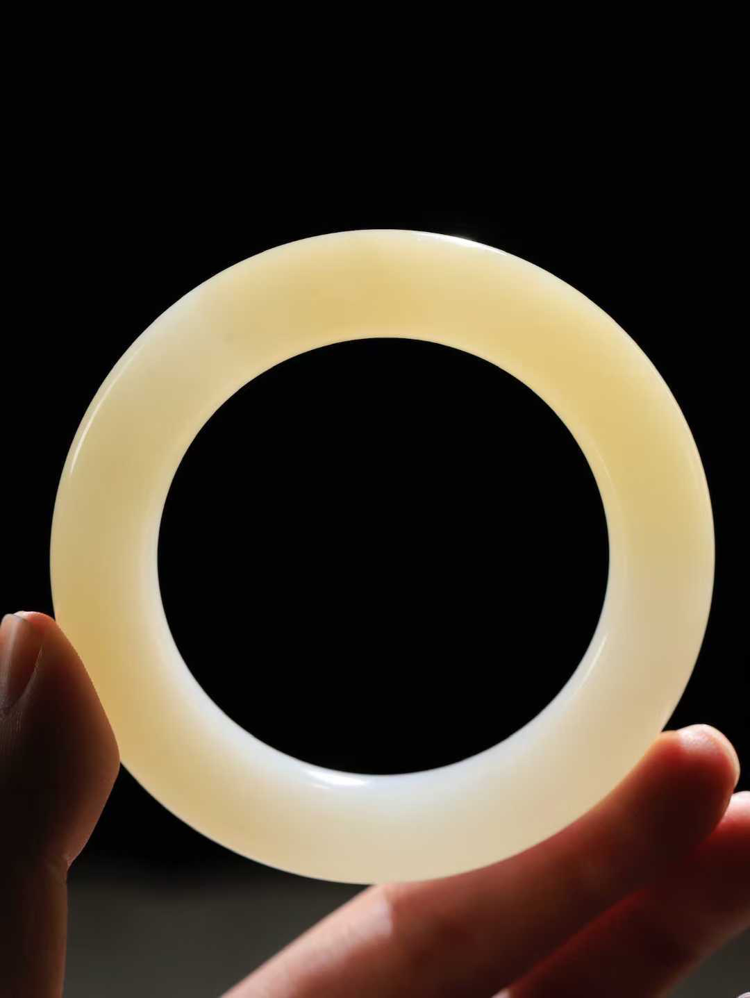 【腕间柔情.手镯】   

精品️和田玉糖白玉圆条手镯 玉质温润细腻 油性十足 古朴秀雅 轻抚岁月的栏杆软香温玉，腕间玉镯轻轻晃动，令人情动心间，撷一缕月末的芬芳，把心思铺陈，时光静美，惟有你最温柔。重81克   尺寸54.5-12.7-13.2mm  461141900T