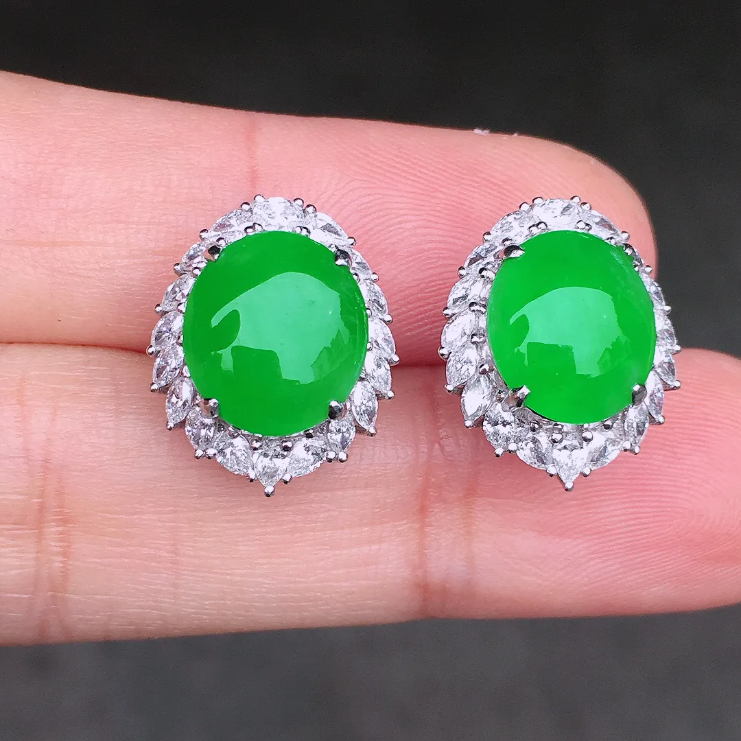 阳绿蛋面耳钉，色泽均匀艳丽，玉质细腻，荧光感超
强，饱满圆润，尽显优雅气质，18k
金豪华镶嵌