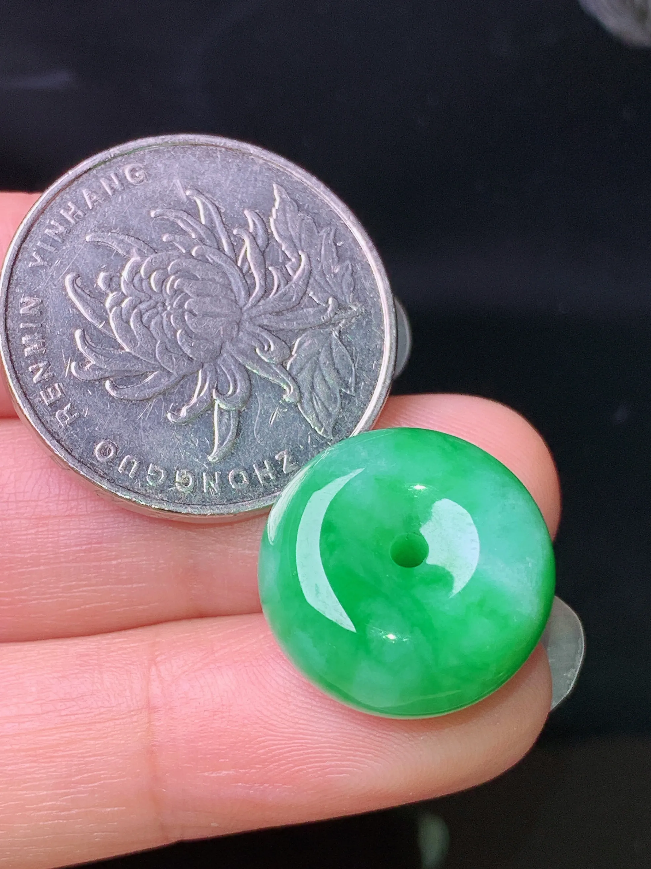 翠绿路路通吊坠 玉质细腻 色泽清新艳丽 整体尺寸17.2*9