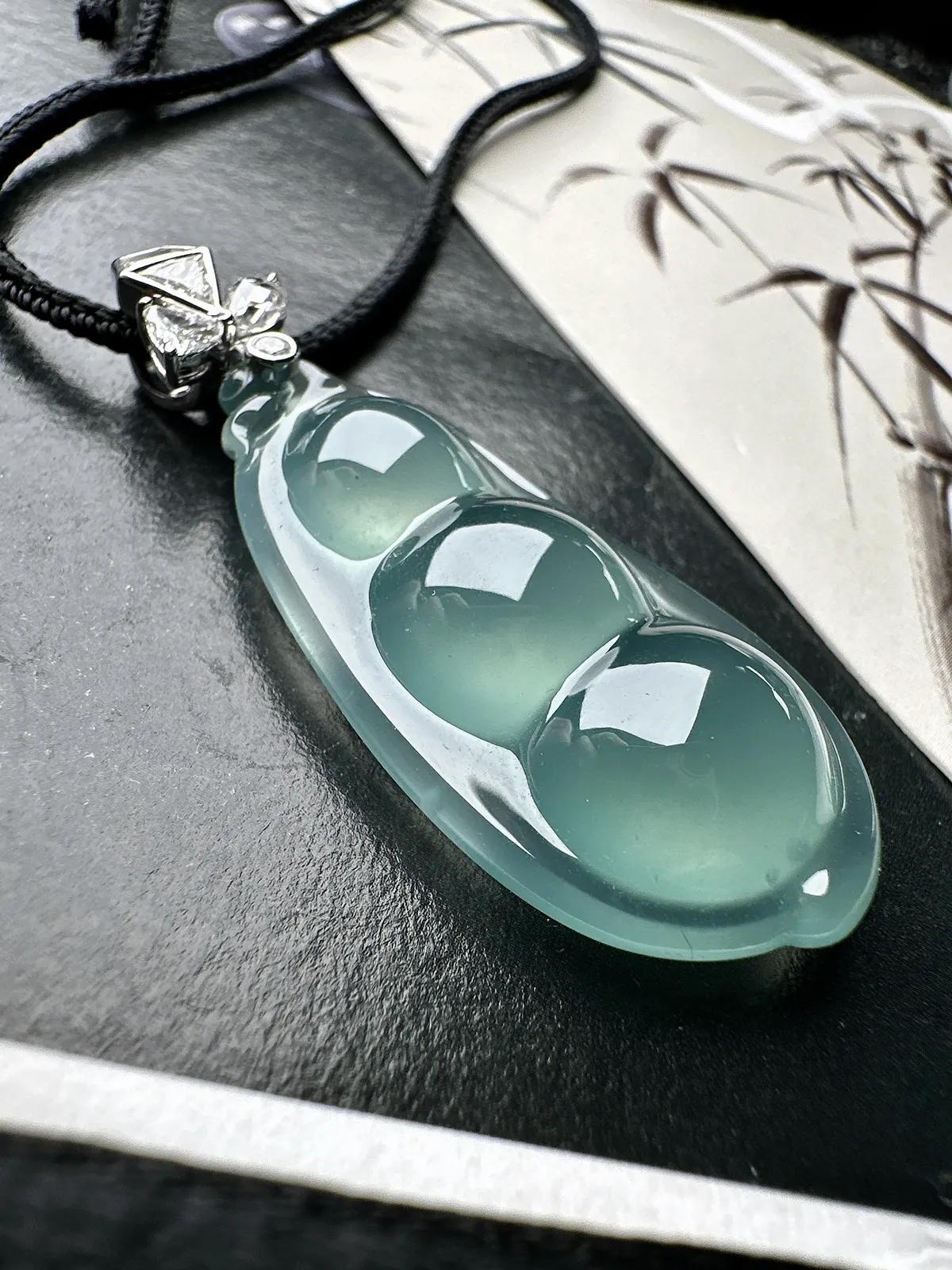 【冰种福豆吊坠】天空蓝老料，起钢光，种地上乘，冰感十足，通透起光，饱满圆润，收藏品质，18k金钻镶嵌，裸石尺寸38*18.2*8.6毫米