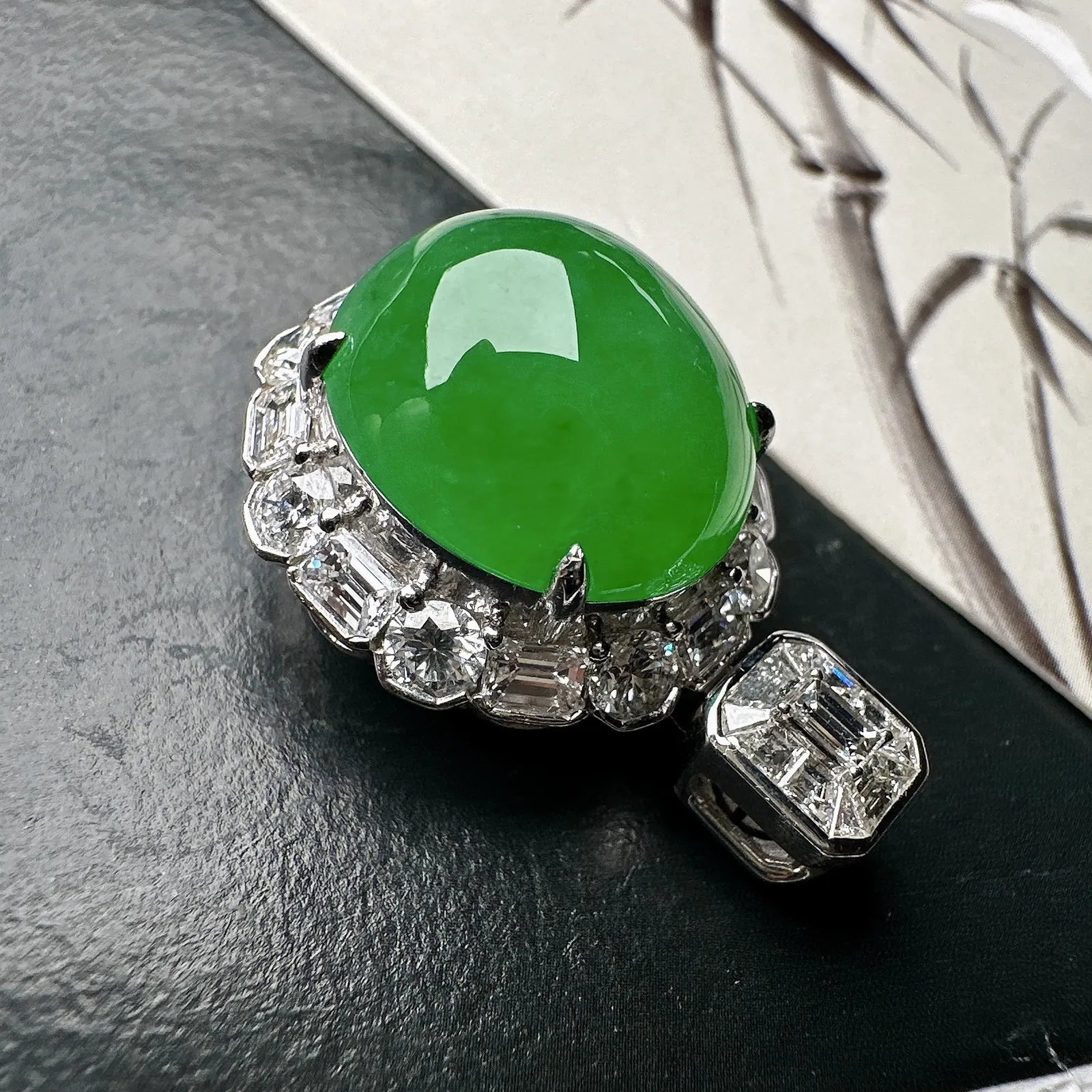 【冰种满绿蛋面吊坠】质地细腻，冰润起光，胶感强烈，冰感明显。18K金钻精美镶嵌，裸石尺寸16.2*14.7*8.2毫米