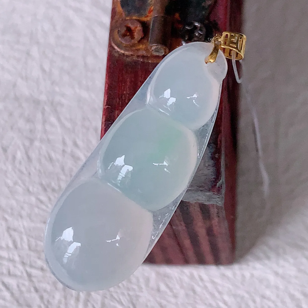 18K金镶嵌冰润翡翠四季豆吊坠，平安豆福豆玉坠，冰润通透，豆粒饱满，寓意：豆蔻年华！#49.17