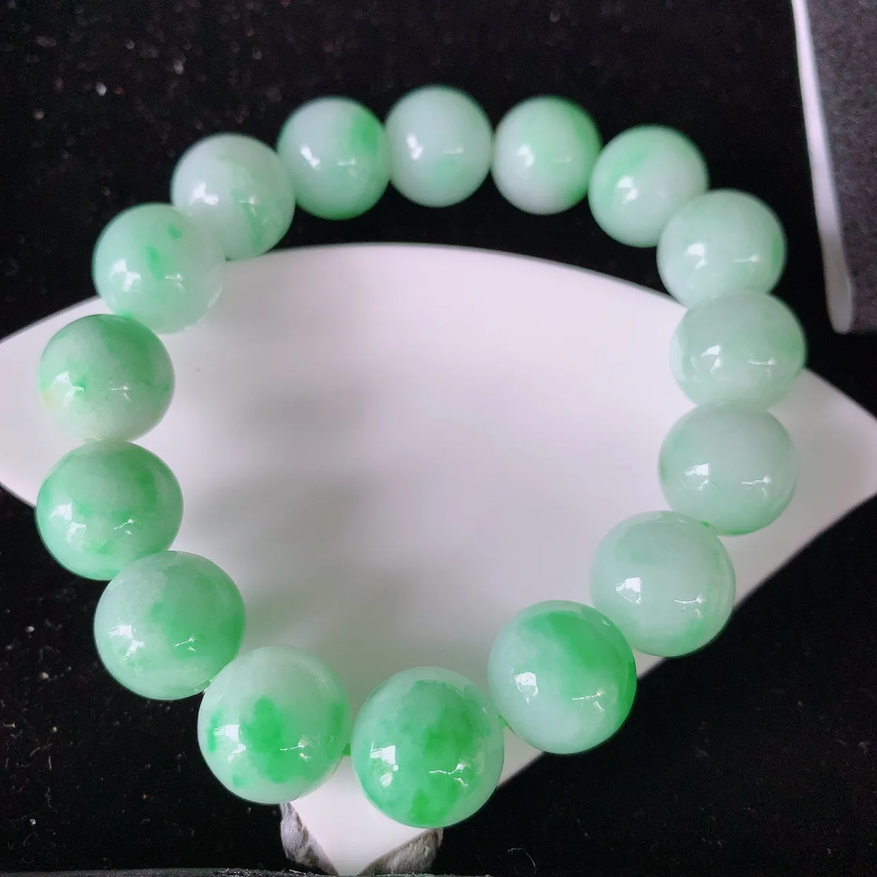 自然光实拍，冰润飘绿翡翠手串手链，种老水足，冰清玉润  颜色漂亮  #001.1取一尺寸12.6mm