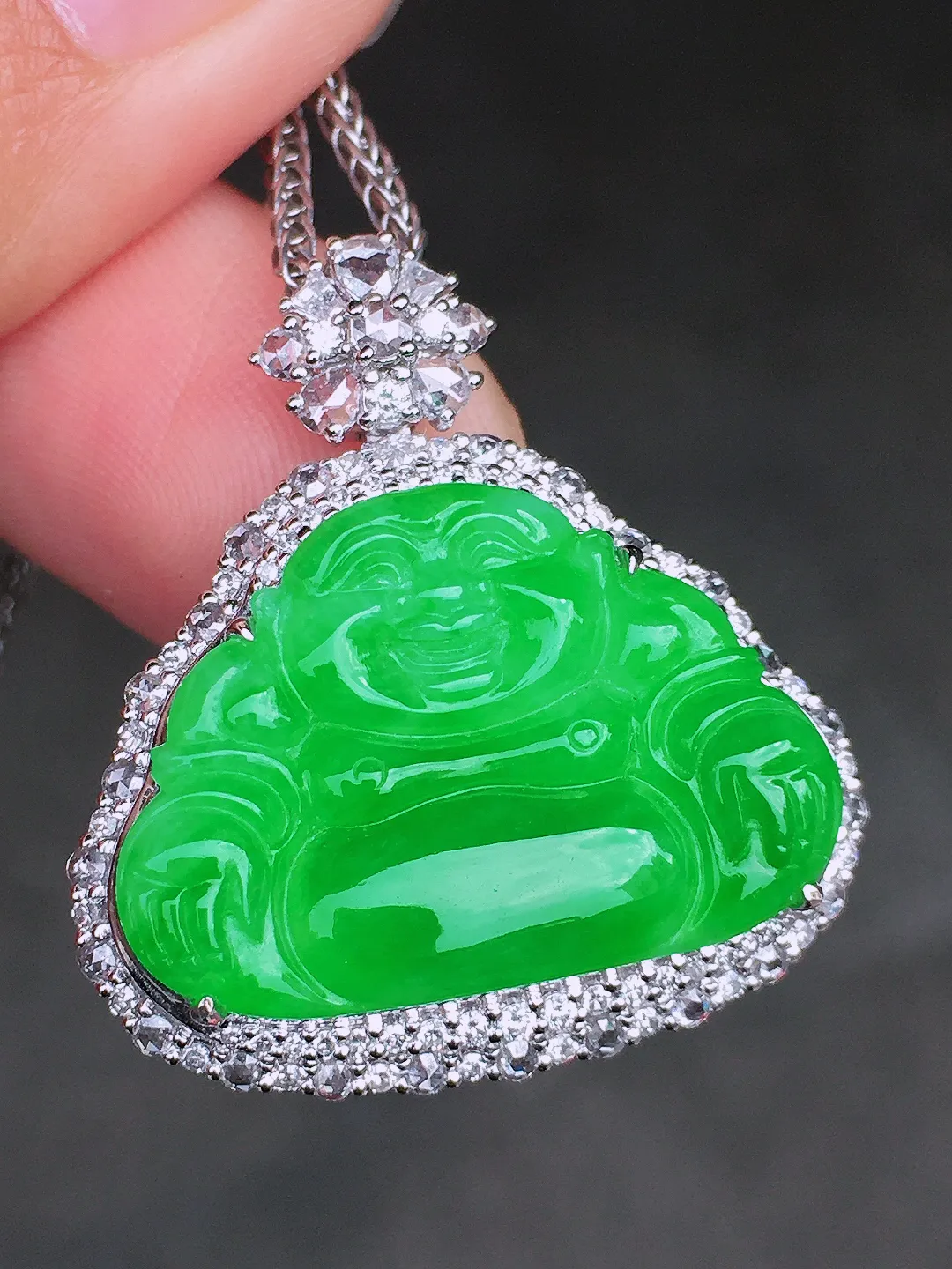 阳绿佛公吊坠，色泽均匀艳丽，玉质细腻，荧光感超
强，饱满圆润，尽显优雅气质，18k
金豪华镶嵌