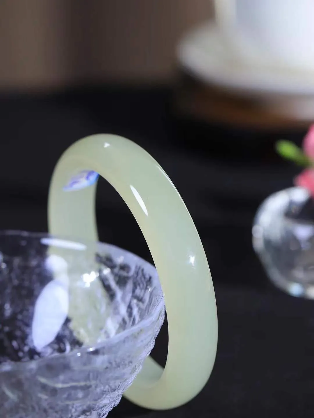 【岁月之韵.手镯】

精品和田玉晴水手镯，色泽淡雅如雨后初晴的天空，清新脱俗。手镯圆润饱满，寓意圆满和谐，承载着岁月的温柔与时光的沉淀。无论是日常佩戴还是珍藏，都是对美好生活的诗意表达。重41.5克  尺寸52-11.7-7.4mm  561101874A