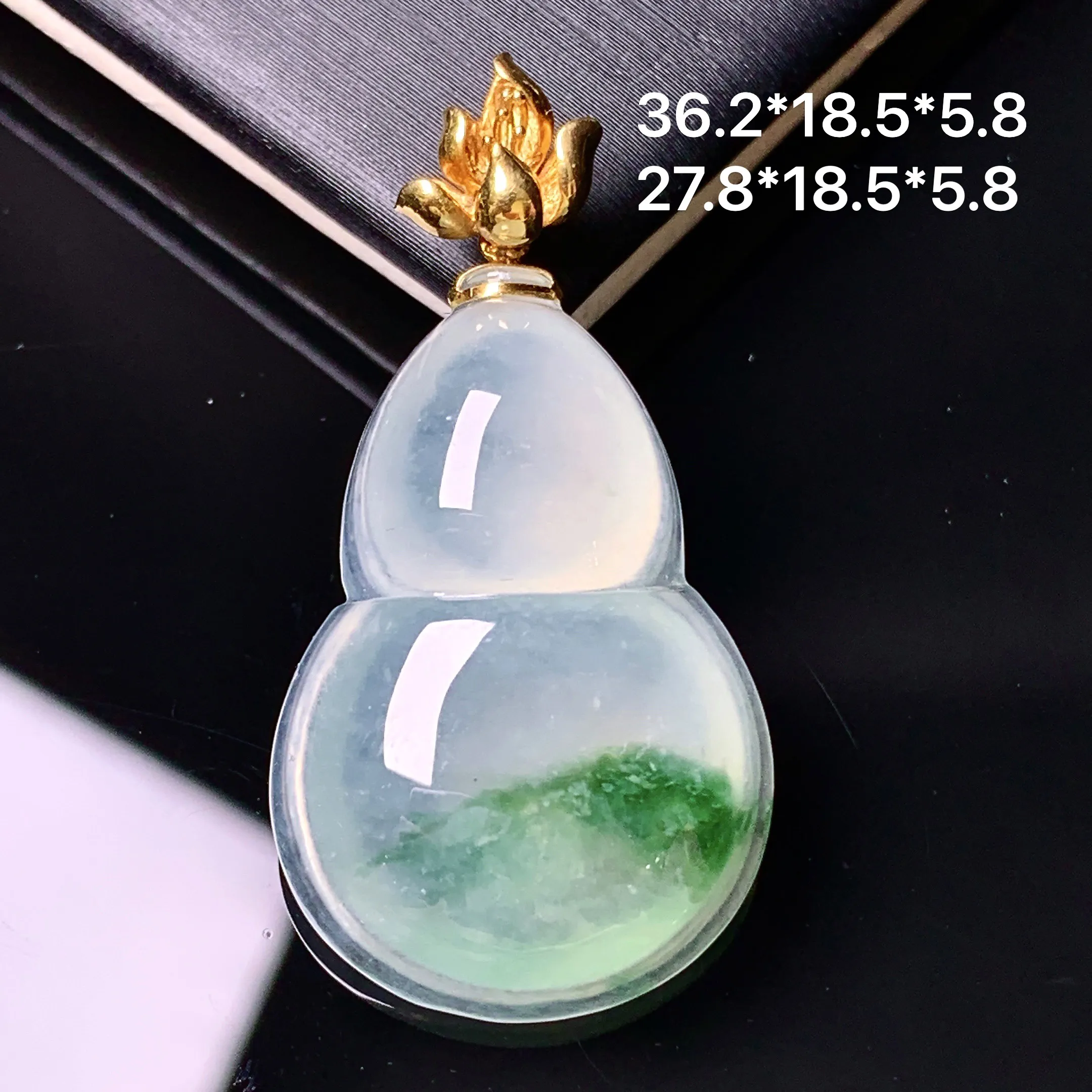 18k金镶嵌飘绿葫芦吊坠 玉质细腻 色泽清新艳丽 整体尺寸36.2*18.5*5.8