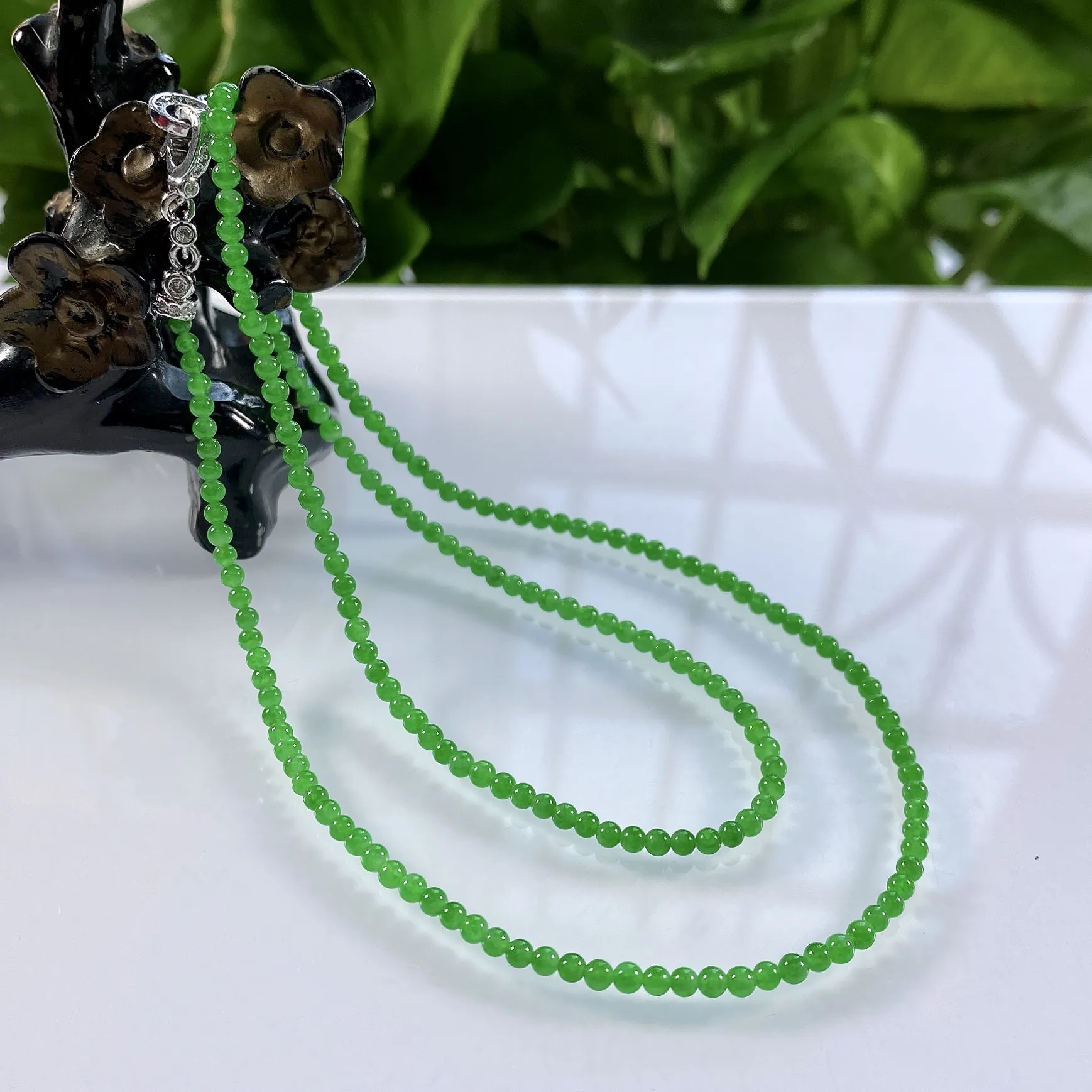 收藏级别，缅甸天然翡翠A货，卡2.8玻璃种起光起胶正阳绿小米珠项链手链，尺寸：2.8mm/200颗，长度540mm，重量：8.09g