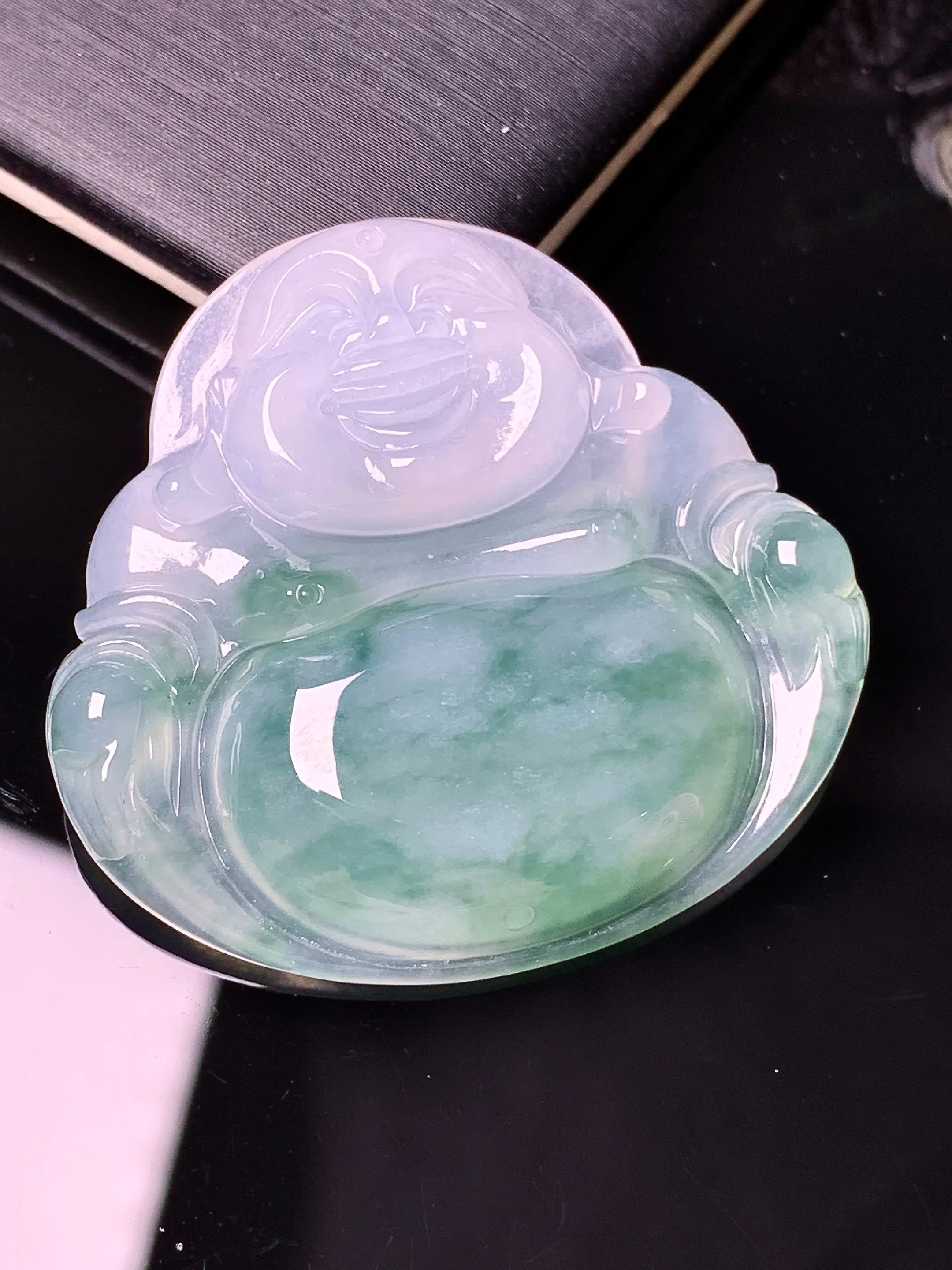 冰种佛公飘绿吊坠 玉质细腻 色泽清新艳丽 整体尺寸35.2*36.7*6