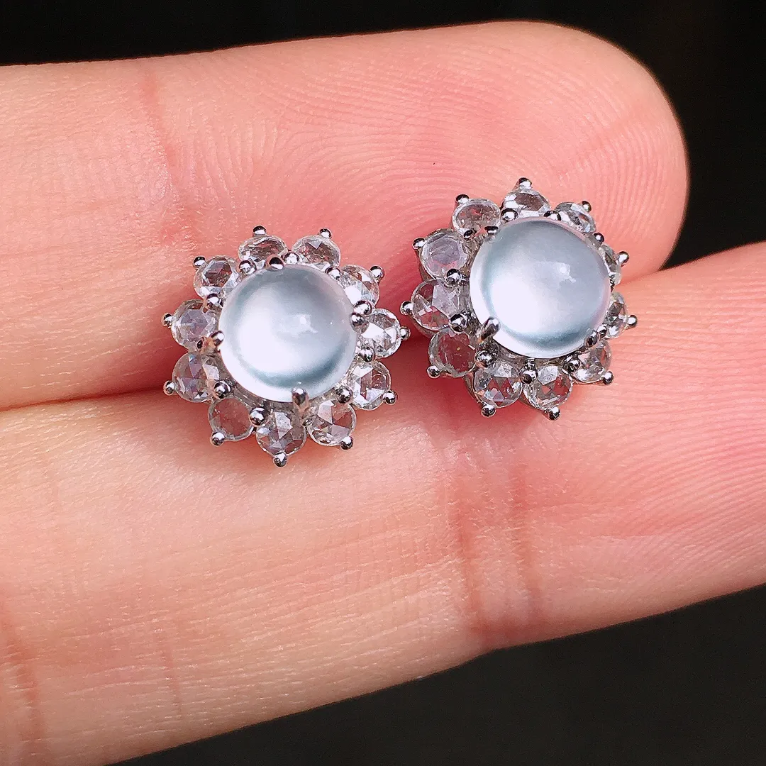 玻璃种蛋面耳钉，玉质细腻，荧光感超
强，饱满圆润，尽显优雅气质，18k
金豪华镶嵌