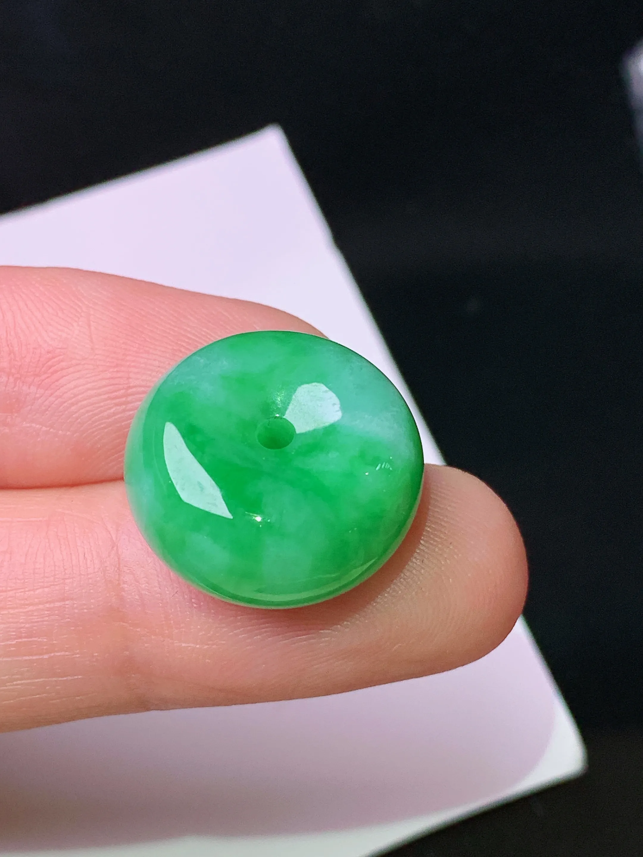 翠绿路路通吊坠 玉质细腻 色泽清新艳丽 整体尺寸17.2*9