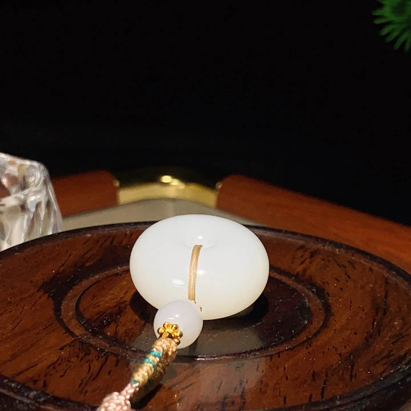 新疆和田玉羊脂白平安扣挂件。尺寸24/12重14.3克。玉质细腻油润。手推出油。佩戴高端典雅。lt251118