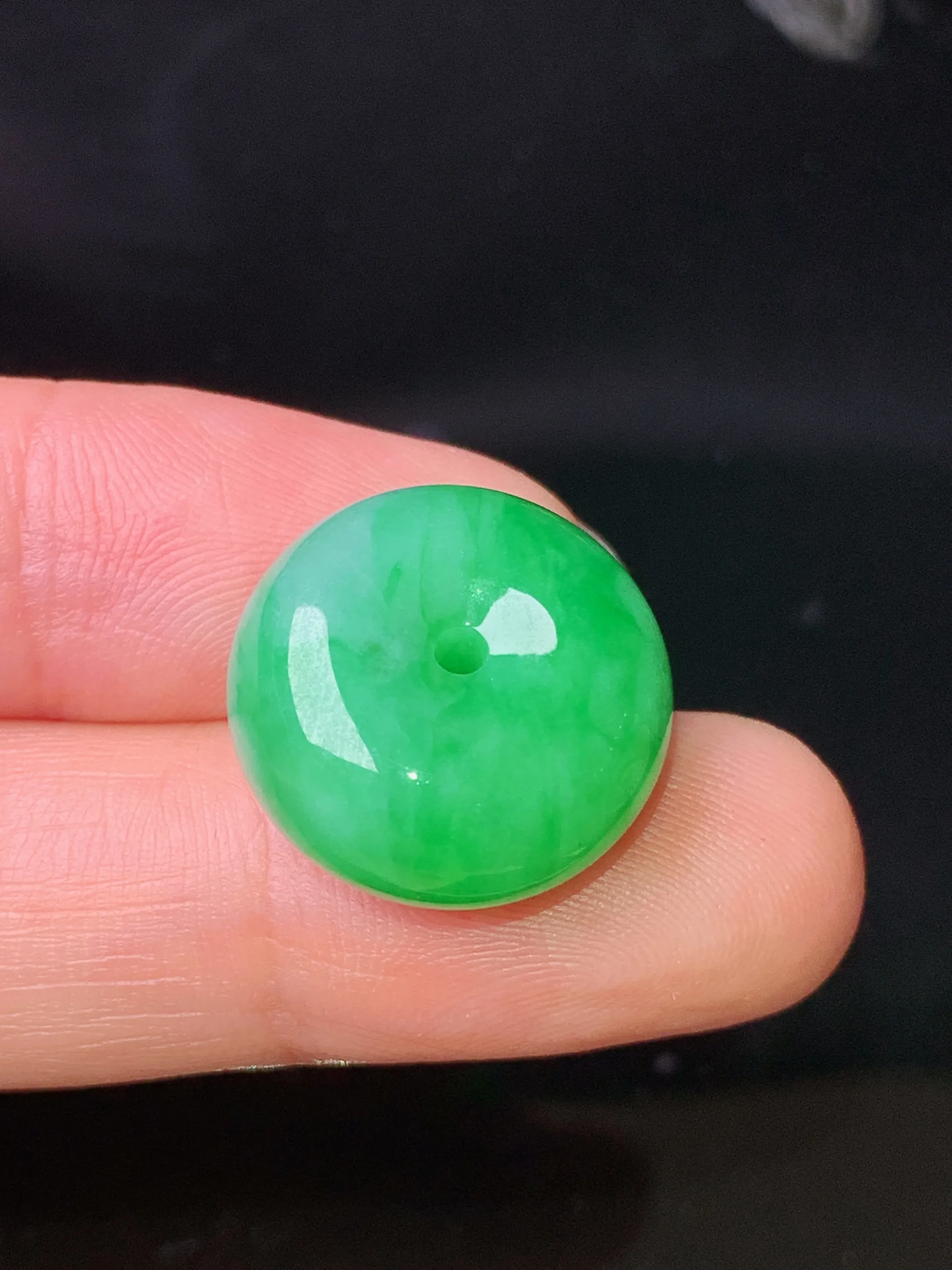 翠绿路路通吊坠 玉质细腻 色泽清新艳丽 整体尺寸17.2*9