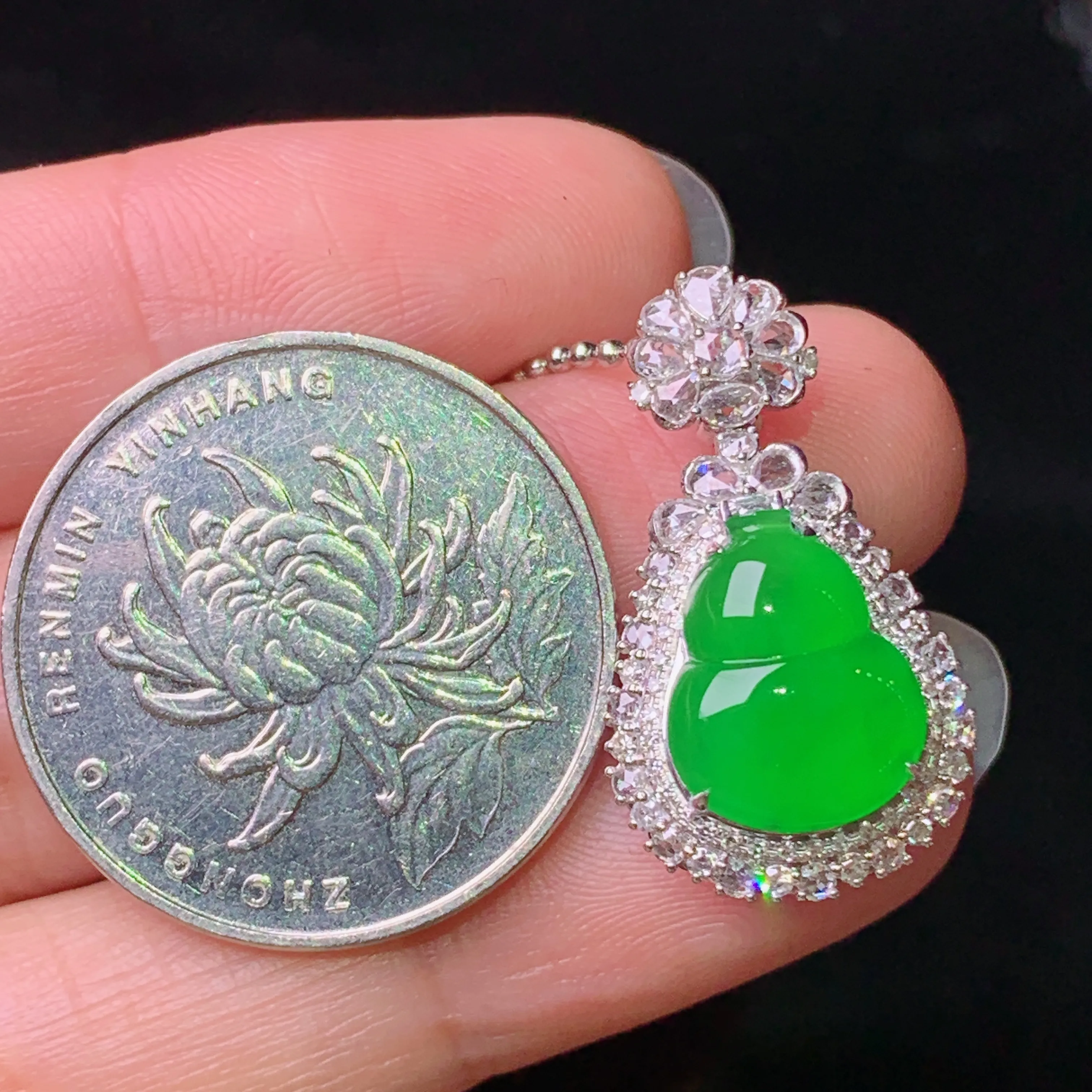 18k金钻镶嵌满绿葫芦吊坠 玉质细腻 色泽清新艳丽 整体尺寸25.7*14.3*10.3