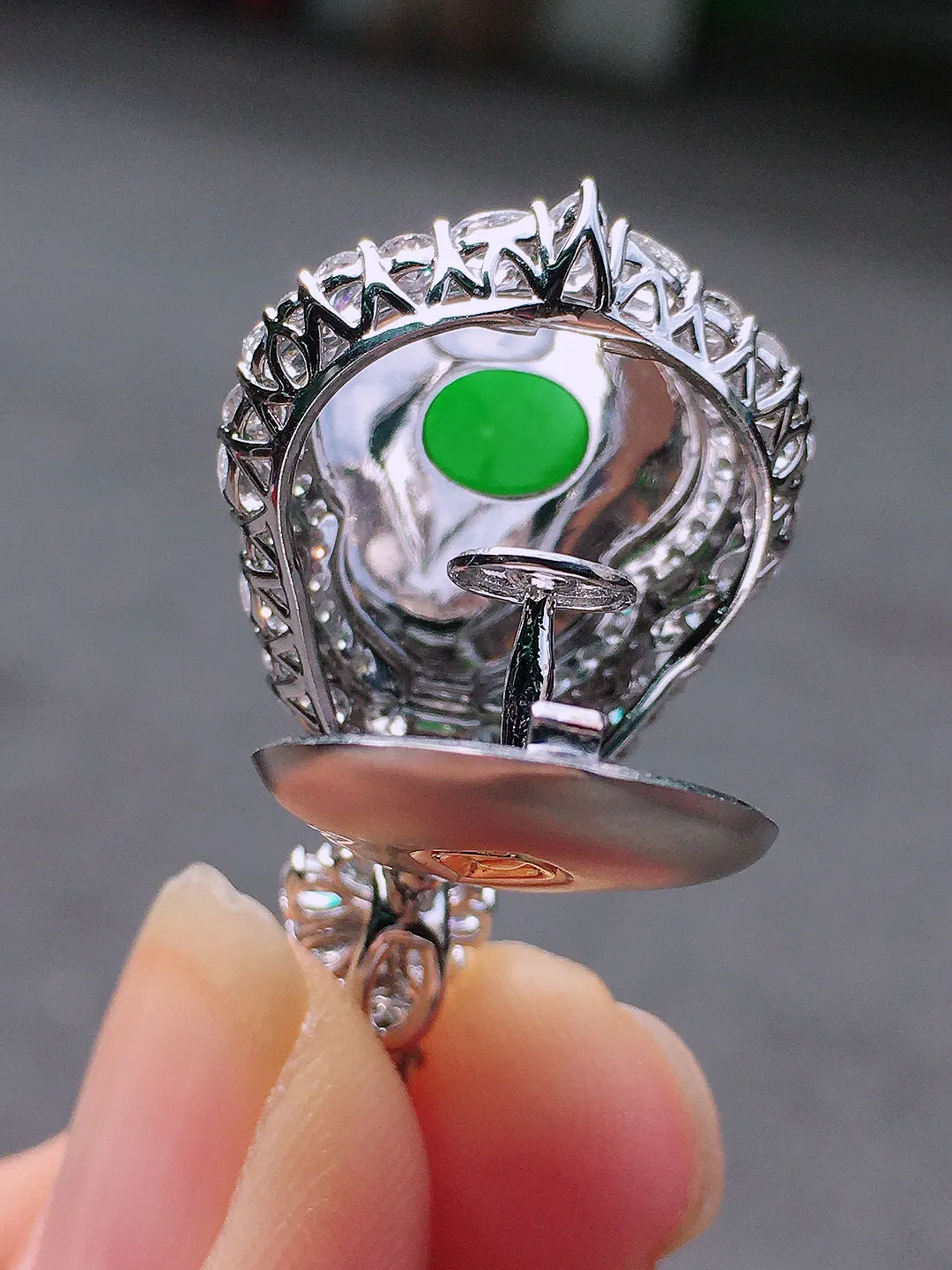 阳绿葫芦吊坠，色泽均匀艳丽，玉质细腻，荧光感超
强，饱满圆润，尽显优雅气质，18k
金豪华镶嵌